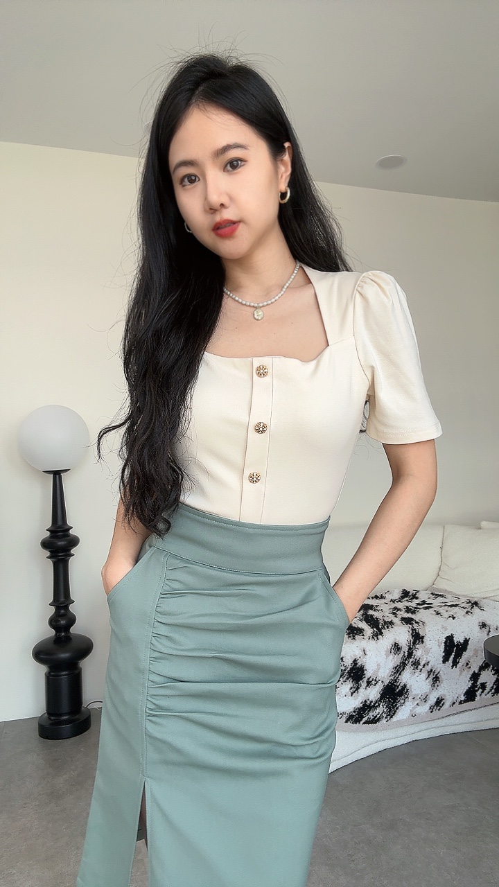 公主袖三角领金扣上衣