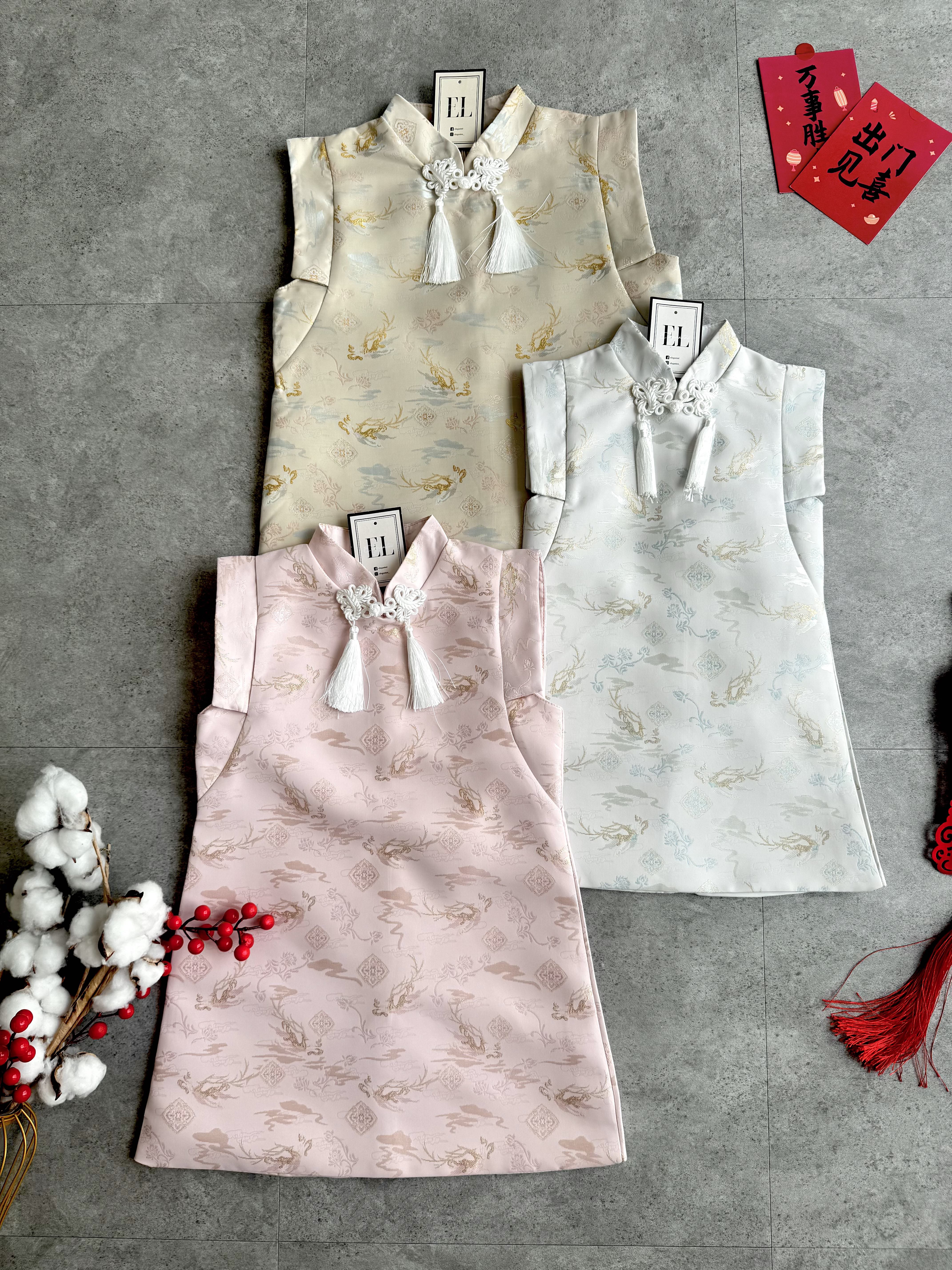 《女童》仙境火云刺绣旗袍