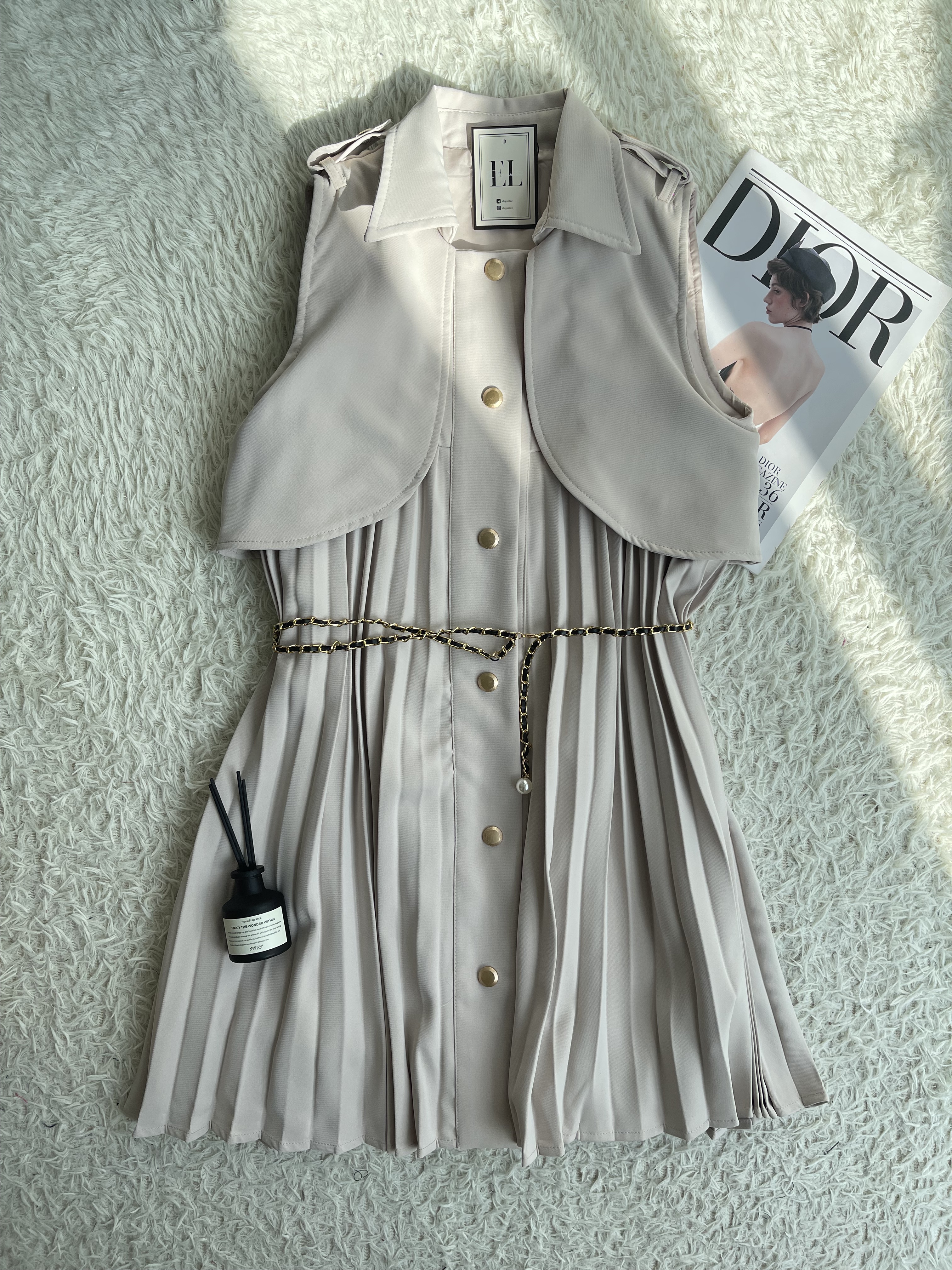 无袖斗风设计百褶连身裙（附送腰链）