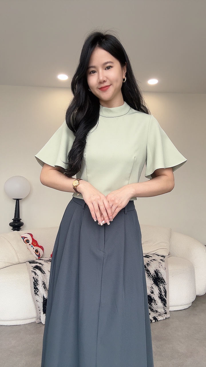 喇叭袖高领Top
