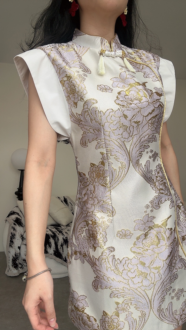 《新年》 一节袖金丝边贵气旗袍