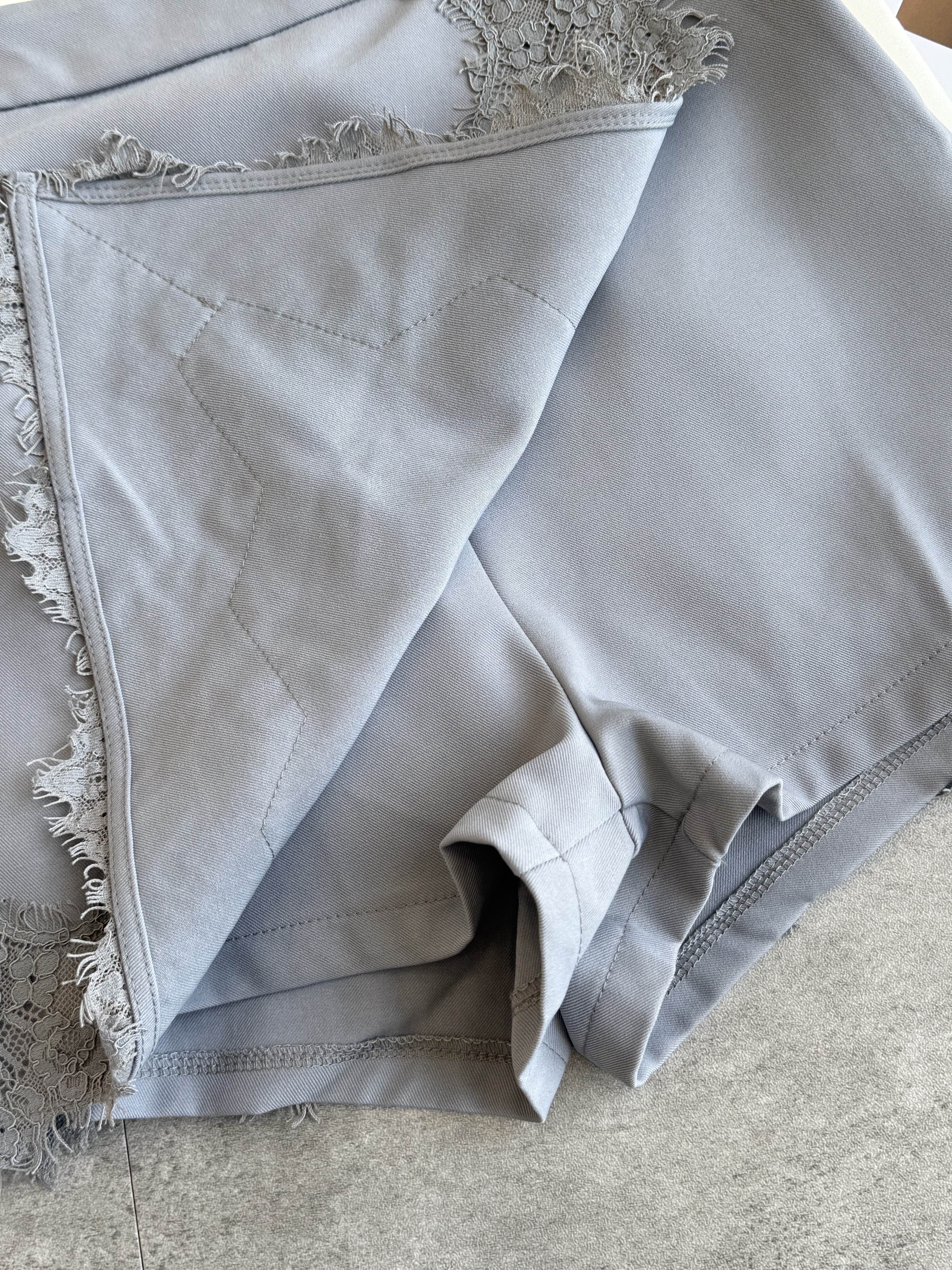 蕾丝边设计裤裙