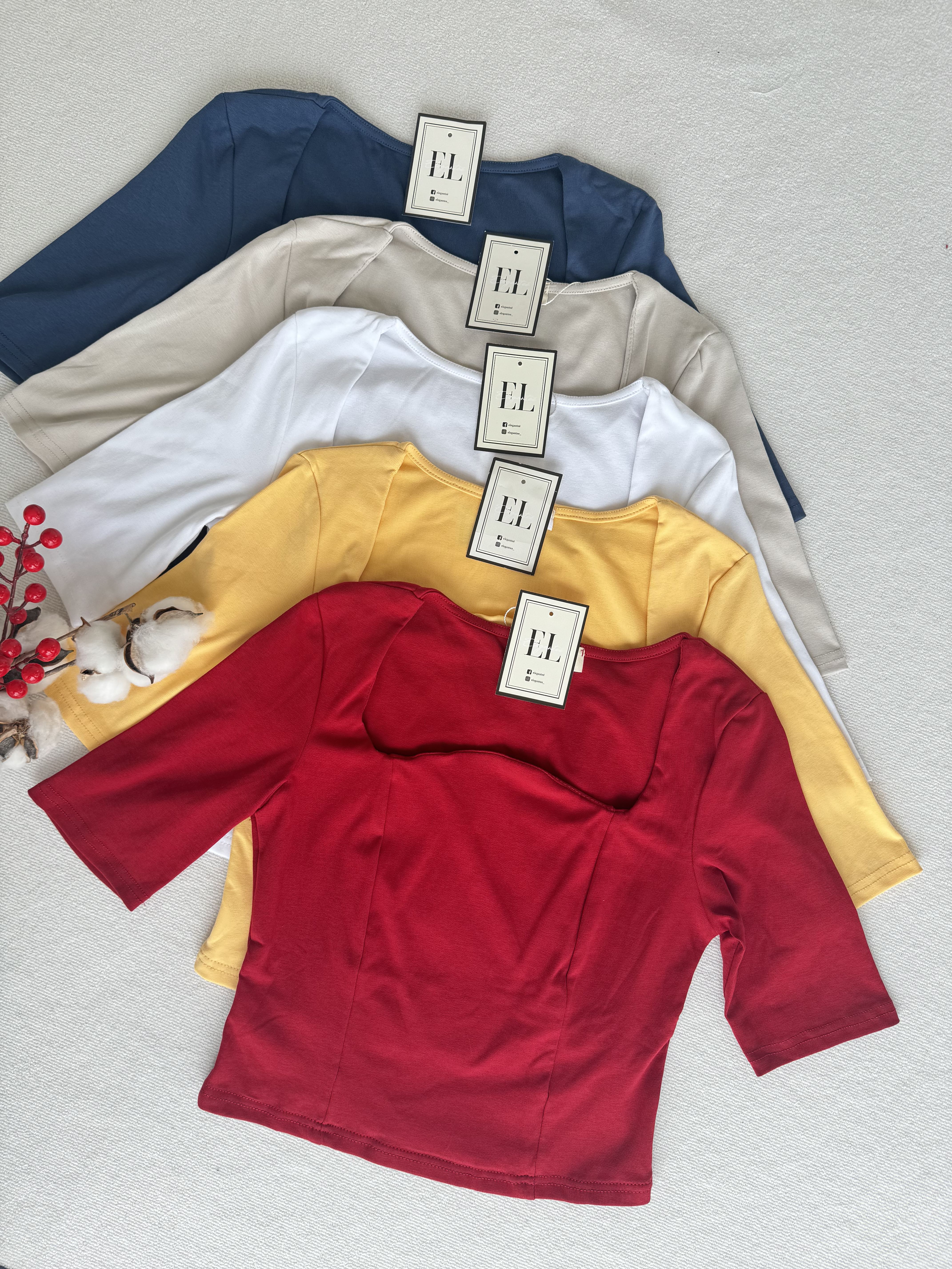 中袖圆弧方领上衣