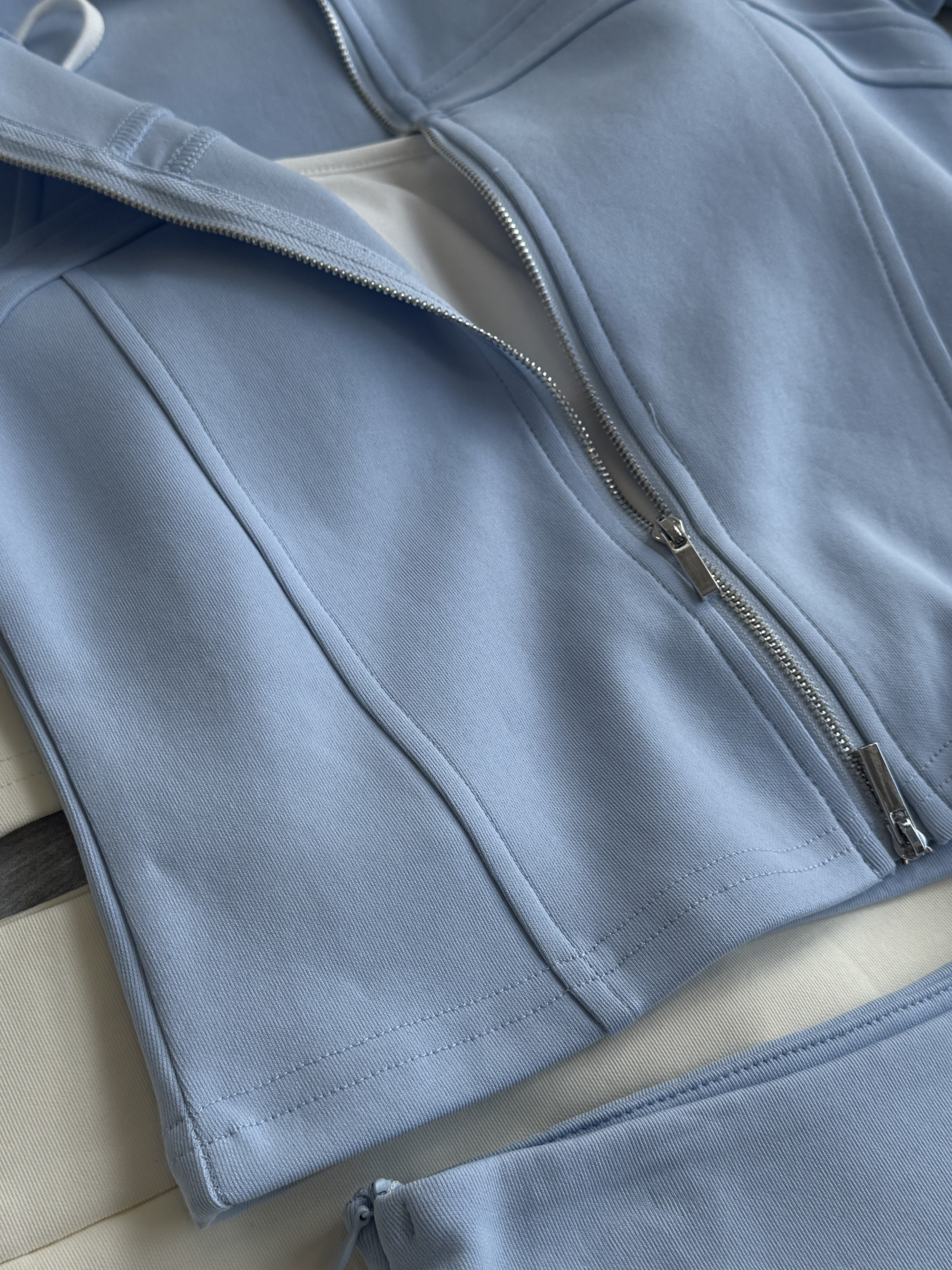 Sporty长袖外套裤裙三件式