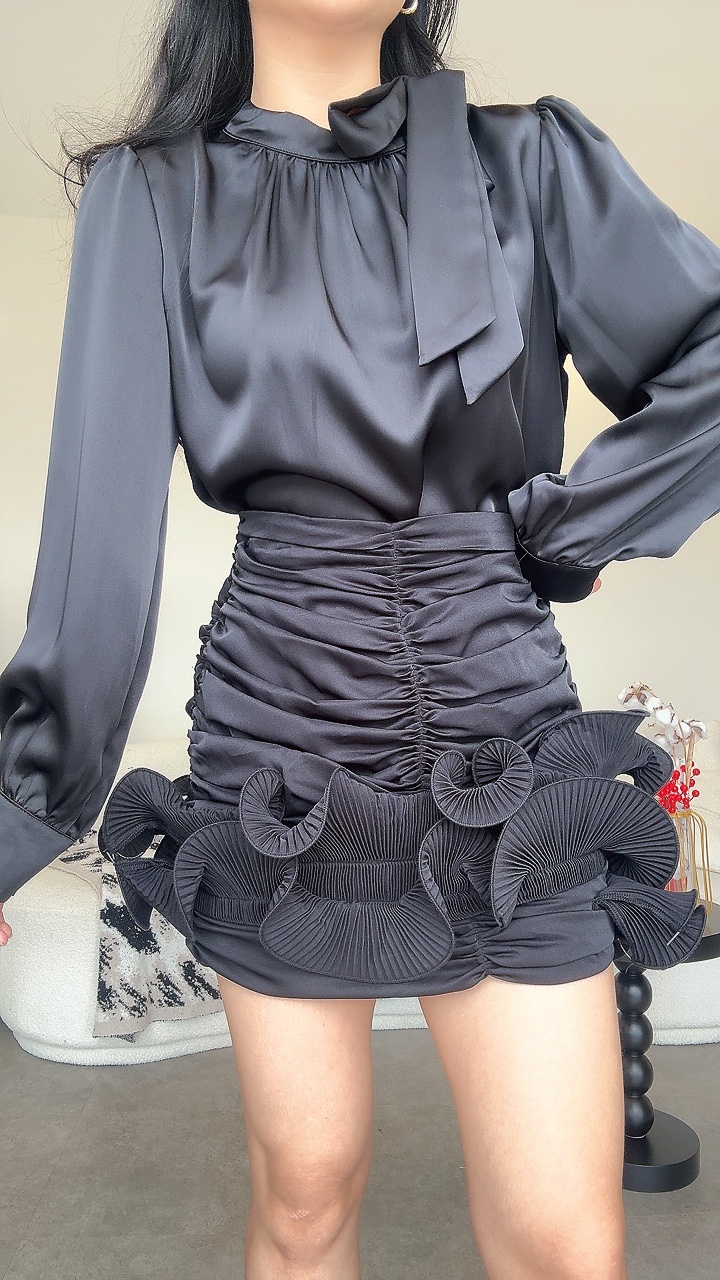 缎面长袖挂脖蝴蝶结