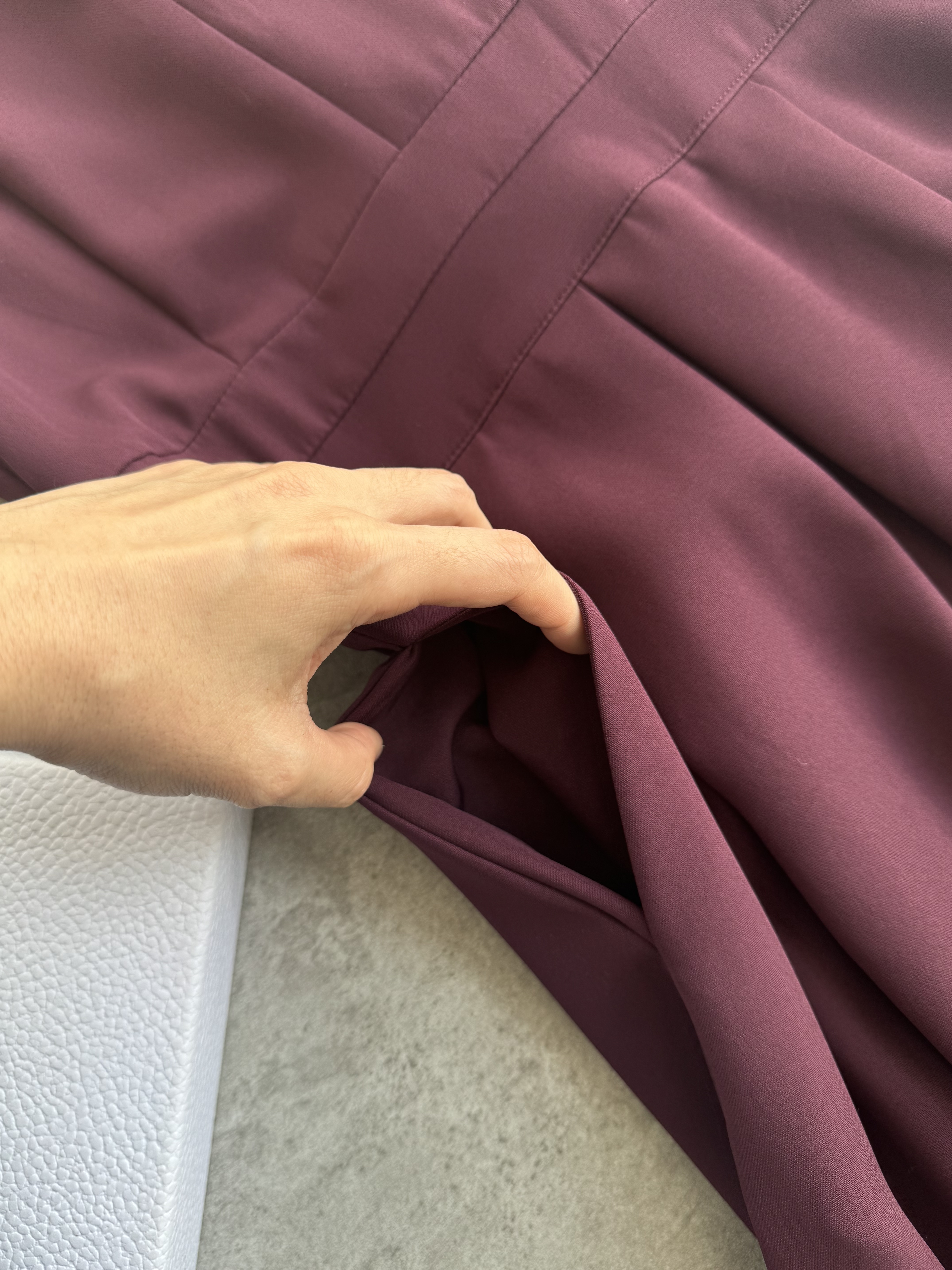 V领无袖腰线连身裙