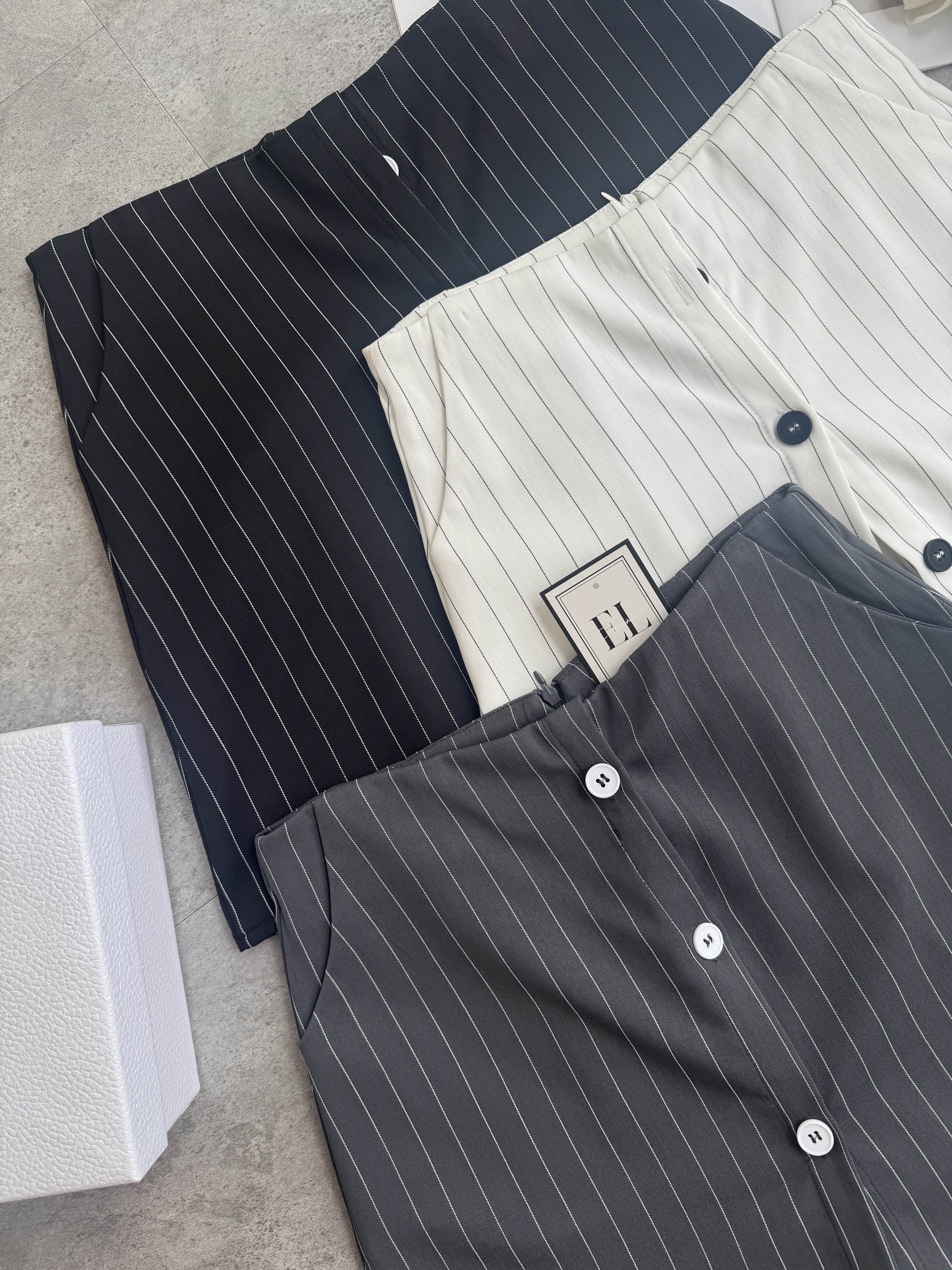 经典线条纽扣设计A短裙