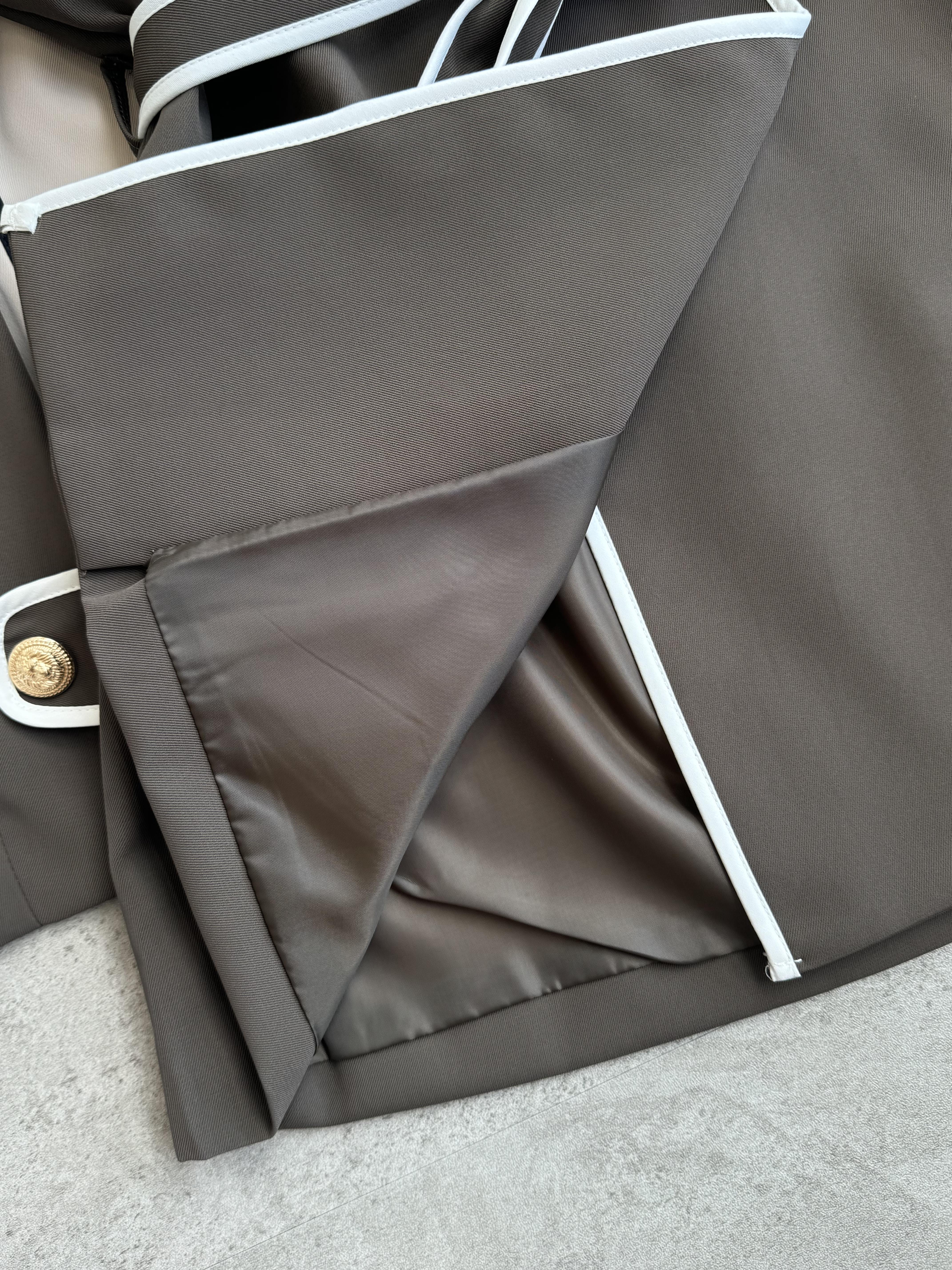 白线大翻领风衣