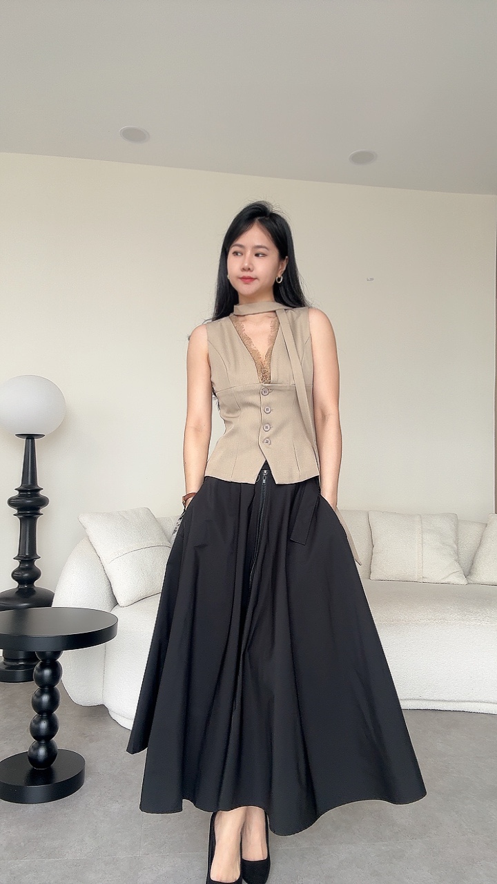 低领蕾丝边颈项带马甲