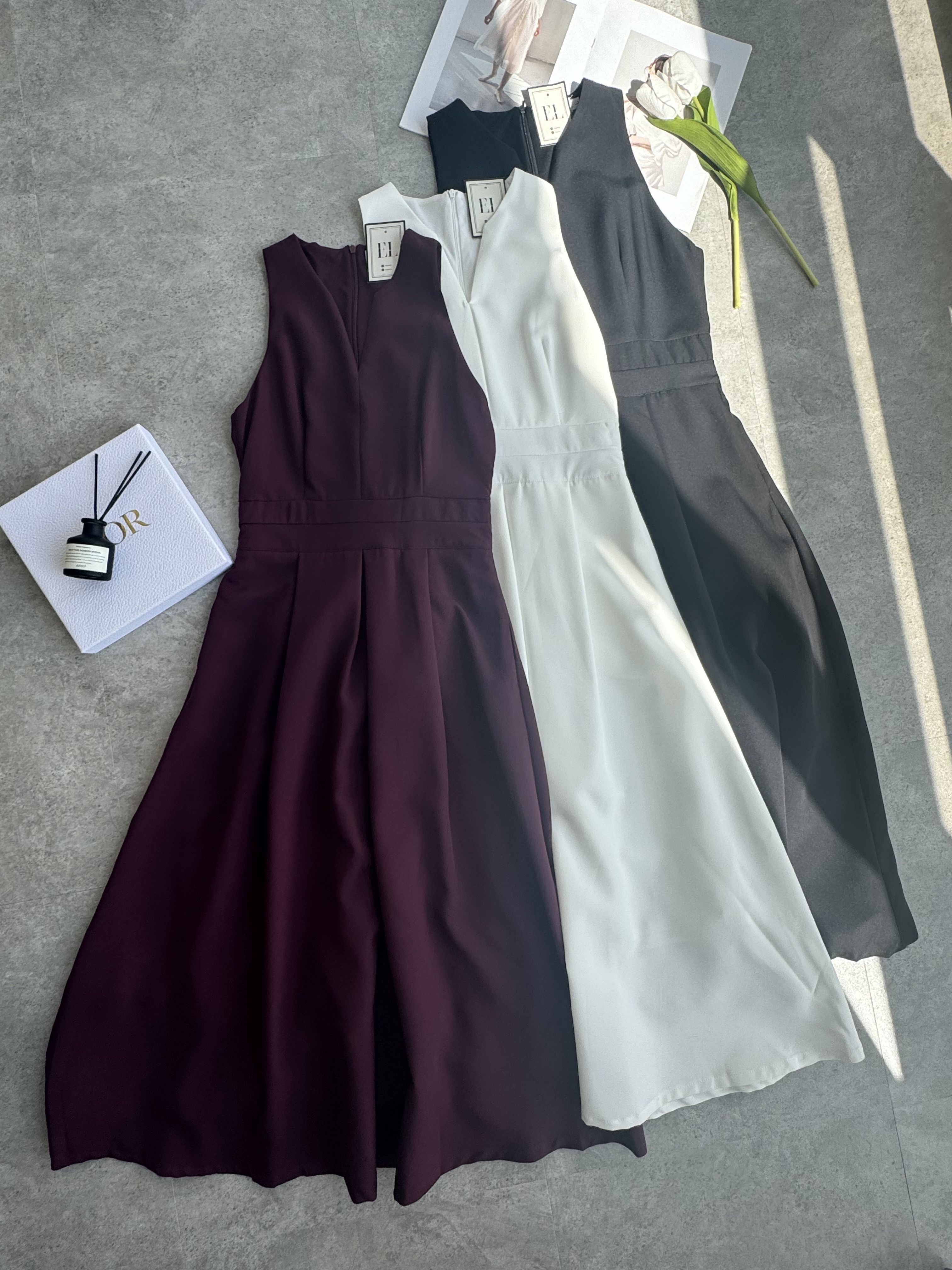 V领无袖腰线连身裙