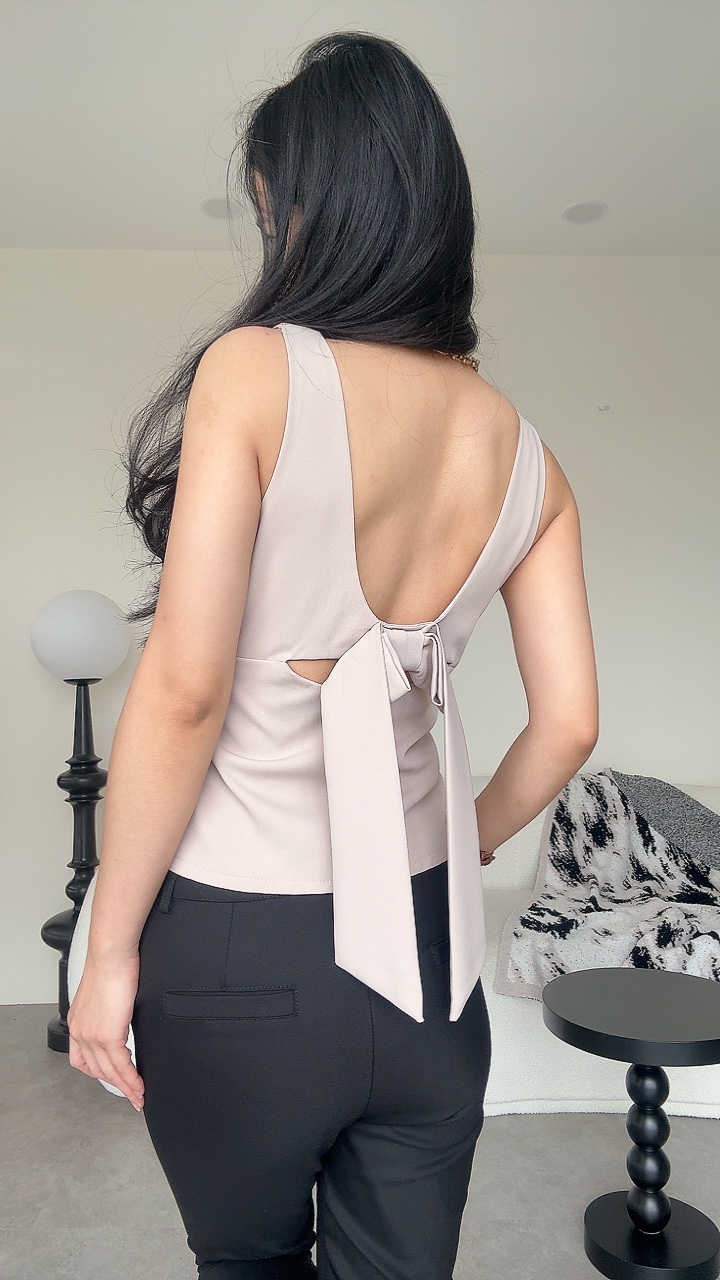 后背蝴蝶结滑面吊带上衣