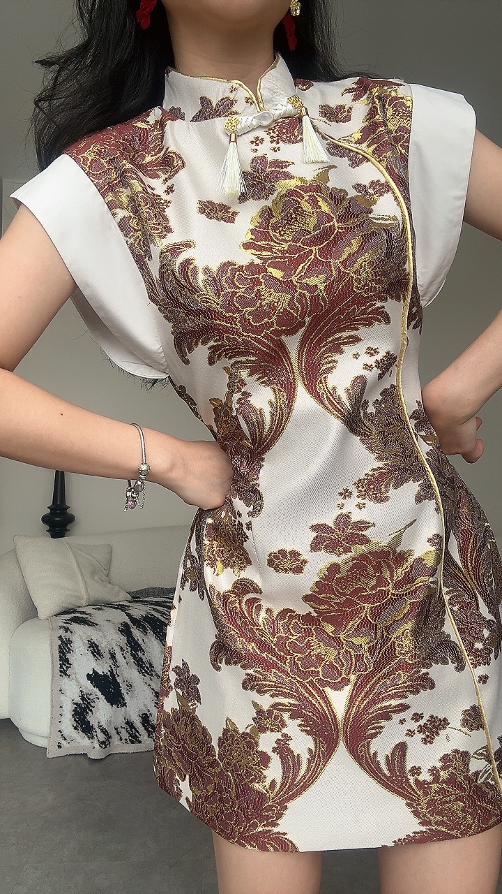 《新年》 一节袖金丝边贵气旗袍