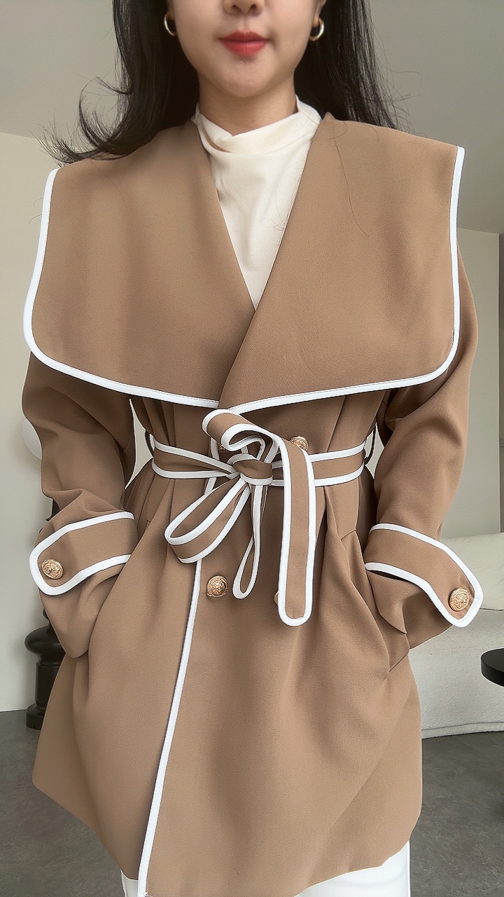 白线大翻领风衣