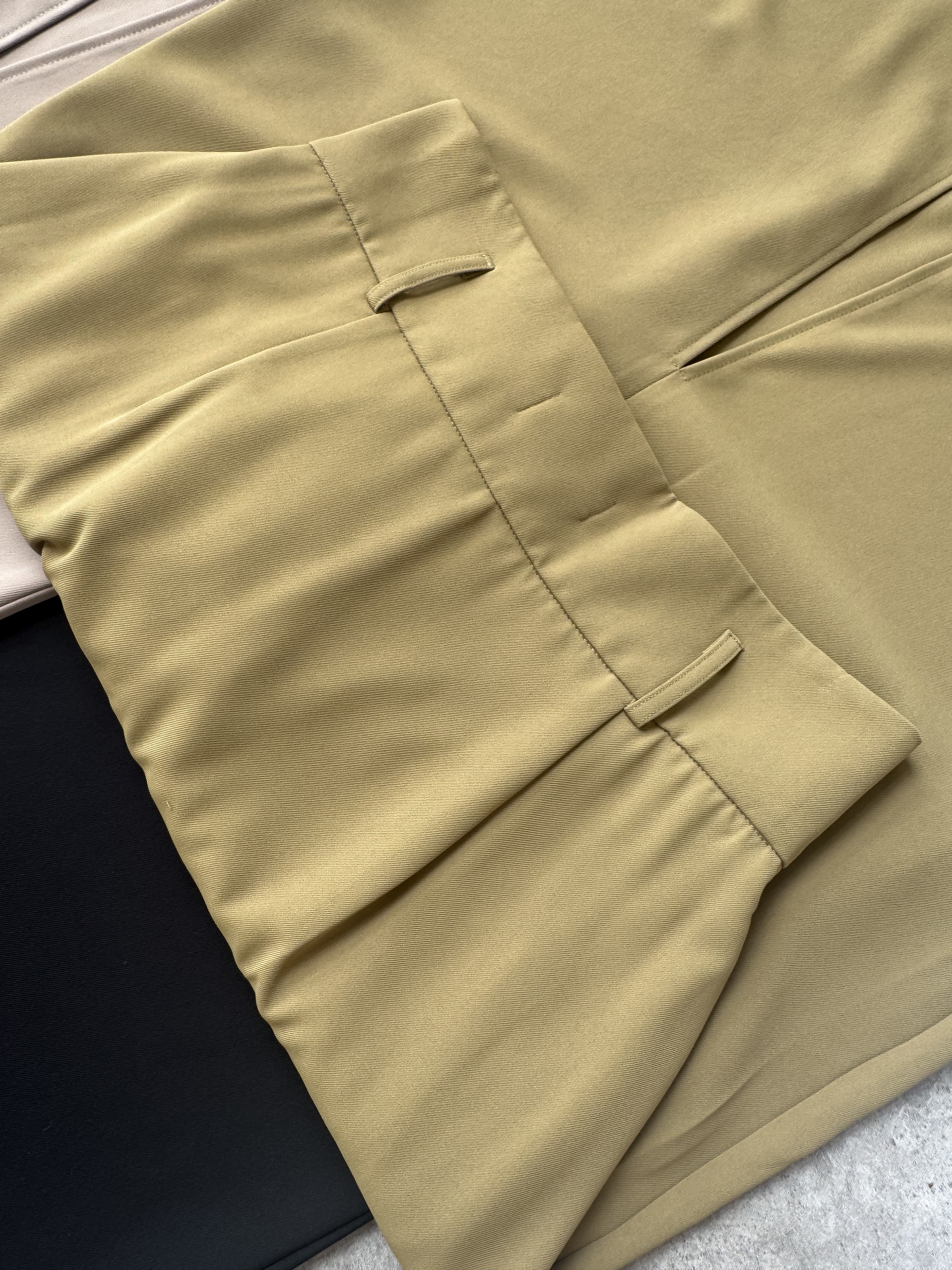 梨形高腰口袋盖设计滑面长裙 