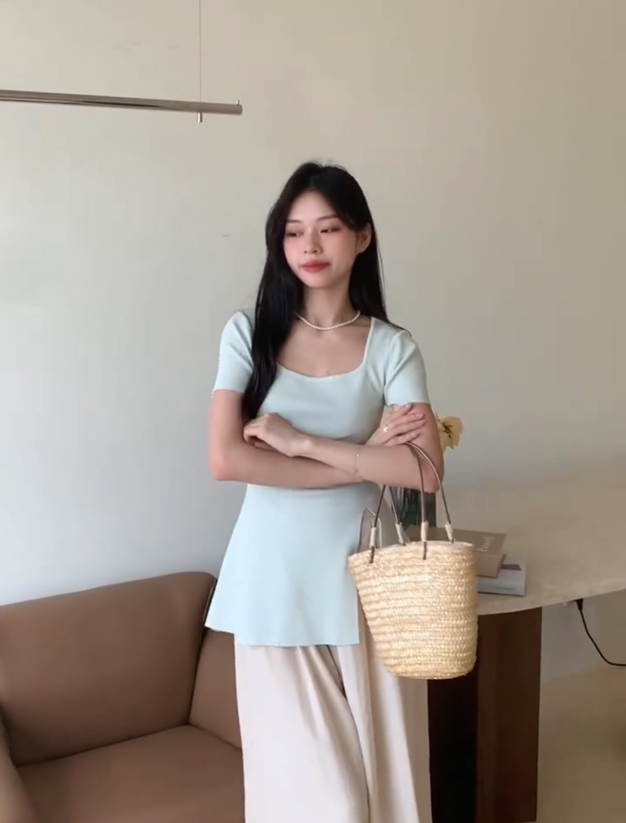 方领修身长版针织上衣