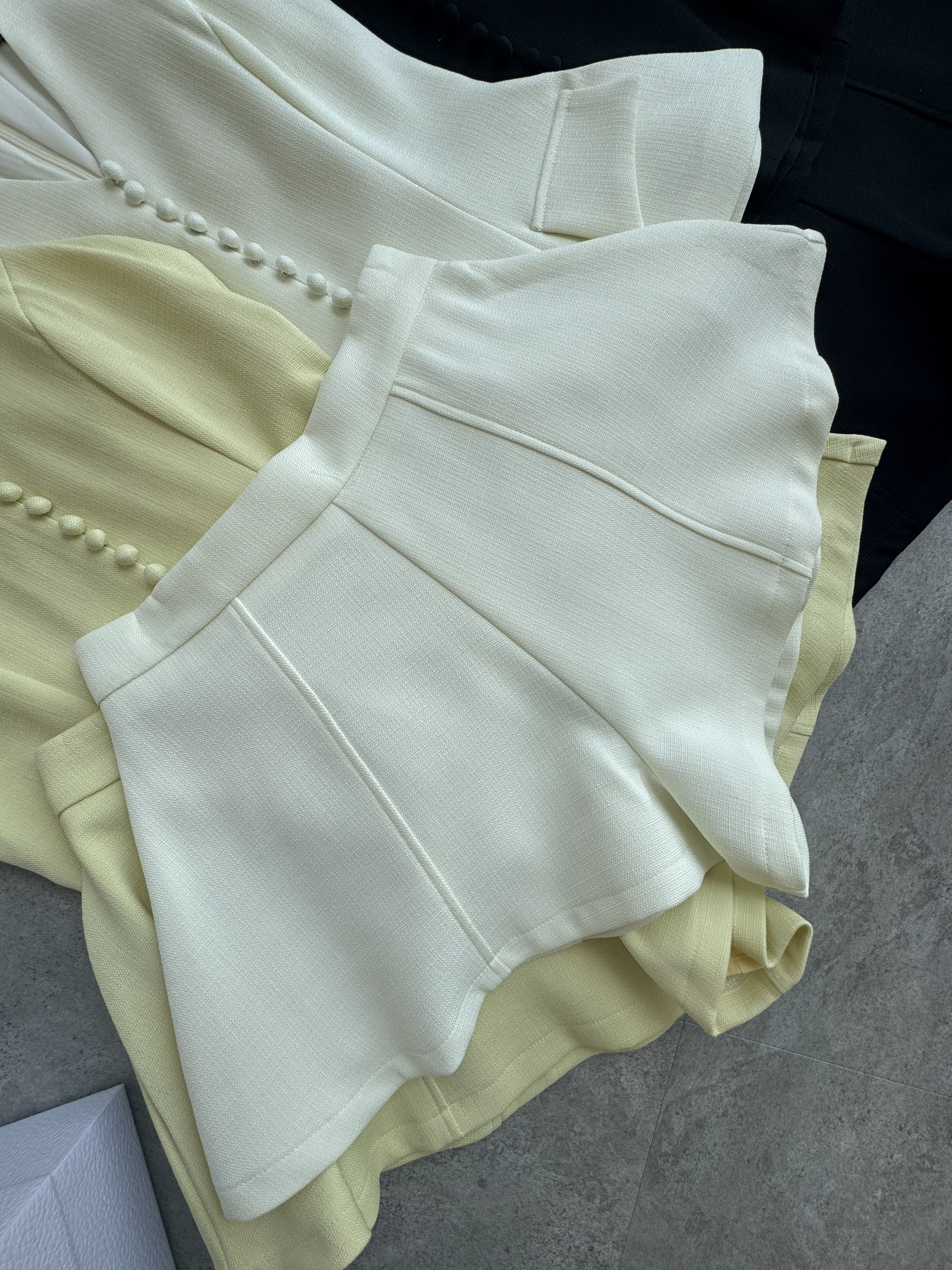 千金风法式纽削尖短裤套装