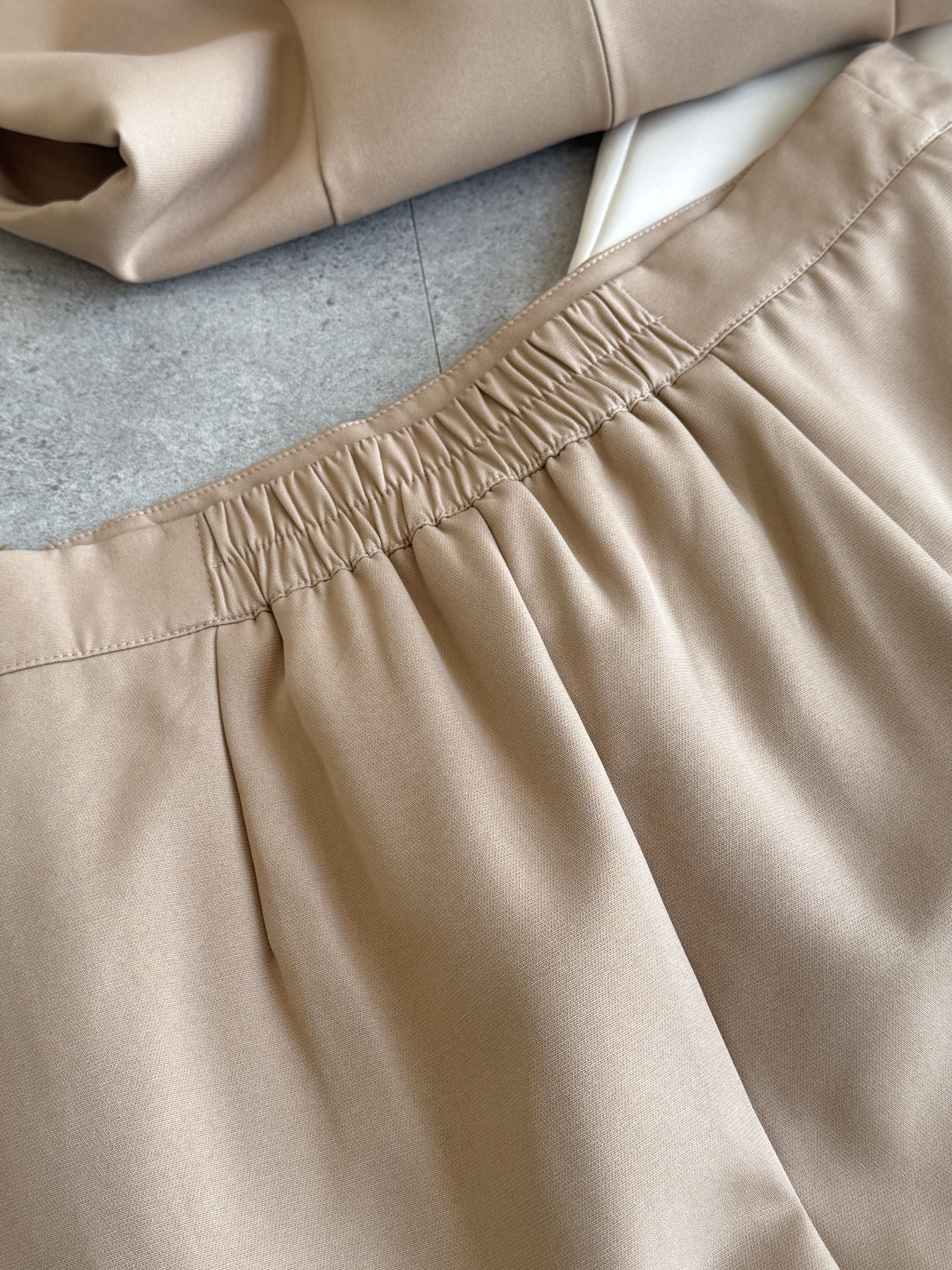 OL收腰斜尾短裙套装