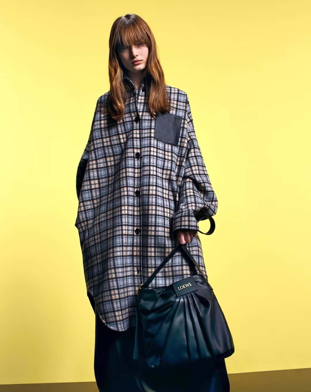 希少　Loewe ラムレザー　タイトスカート　ゴールド　派手　ナッパレザー 2026新作​】柔らかなナッパラムスキンを使用したドレープトートバッグ