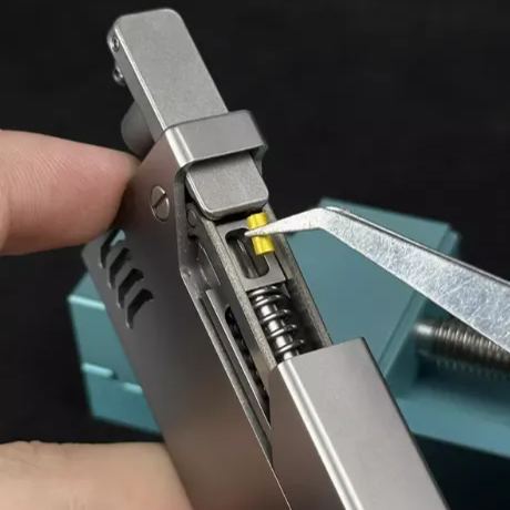 Titanium Kerosene Lighter Wolverine Semi-Automatic Mechanical Gun Bolt Type Replacement Flints