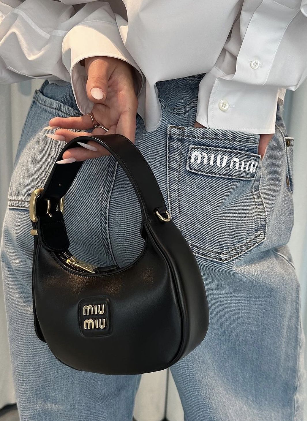 ミュウミュウ  ラ​​グジュアリーなダンプリングハンドバッグ