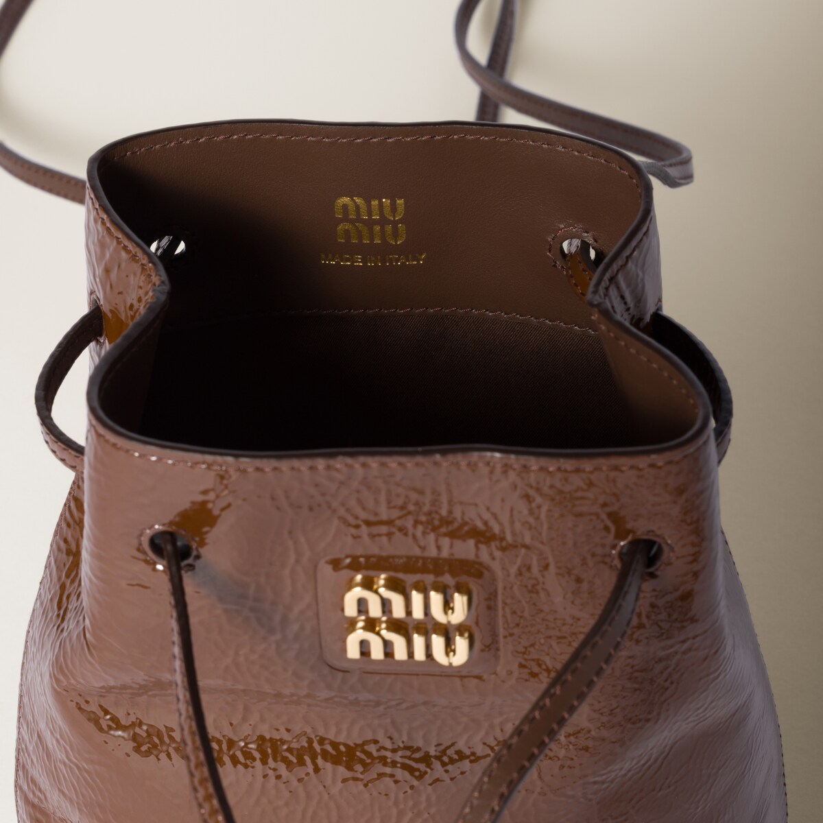 MIUMIU ショルダーバッグ　ナプラックパテントレザー ポーチ