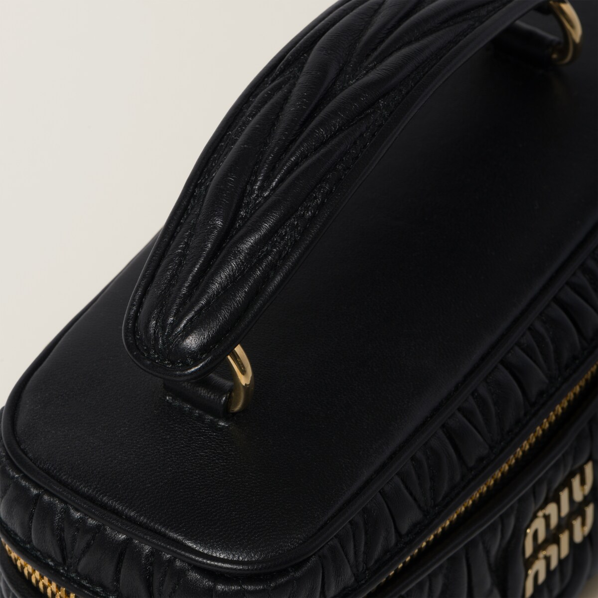 MIUMIU マテラッセレザー ショルダーバッグ