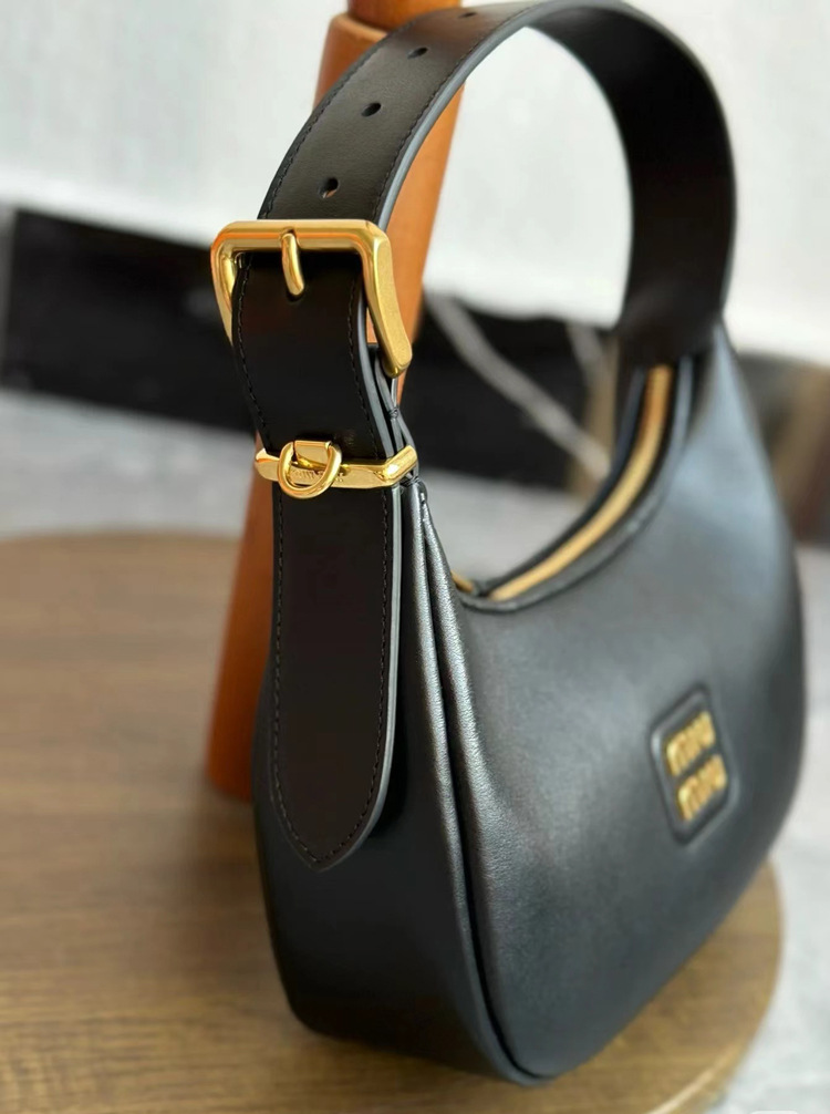 MIUMIU レトロなホーボースタイルの高品質ミニマルなクロスボディバッグ