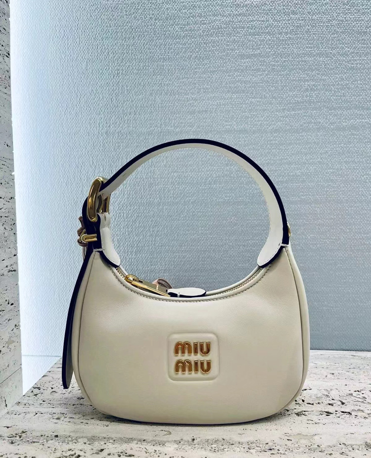 MIUMIU レトロなホーボースタイルの高品質ミニマルなクロスボディバッグ
