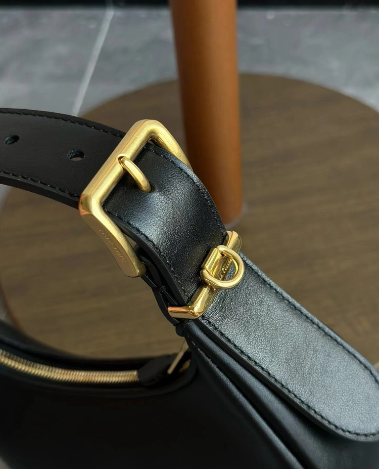 MIUMIU レトロなホーボースタイルの高品質ミニマルなクロスボディバッグ