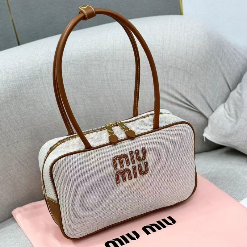 ミュウミュウ  大容量トートバッグ