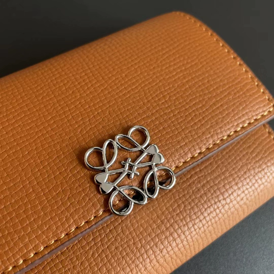 ロエベ  パームプリントレザーを使用した、本革製のショート三つ折りウォレット