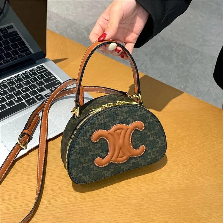 【CELINE】キュイル トリオンフ ハーフムーンケース / タン