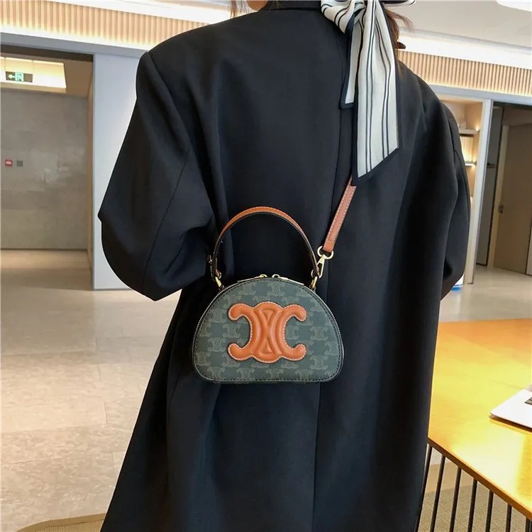 【CELINE】キュイル トリオンフ ハーフムーンケース / タン