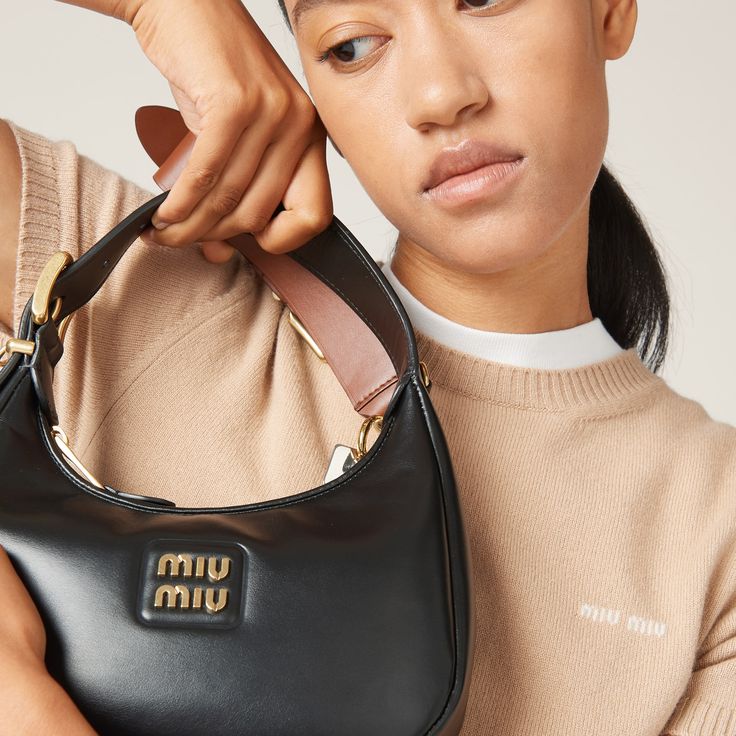 ミュウミュウ  ラ​​グジュアリーなダンプリングハンドバッグ