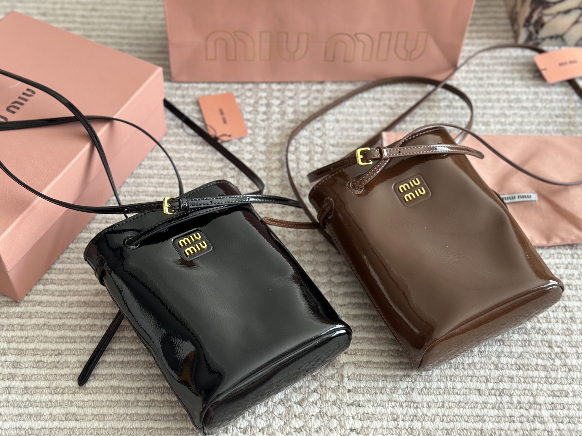 MIUMIU ショルダーバッグ　ナプラックパテントレザー ポーチ
