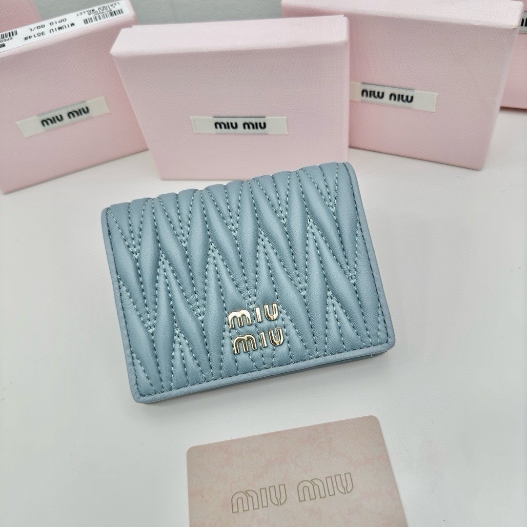 MIUMIU マテラッセレザー 折り財布