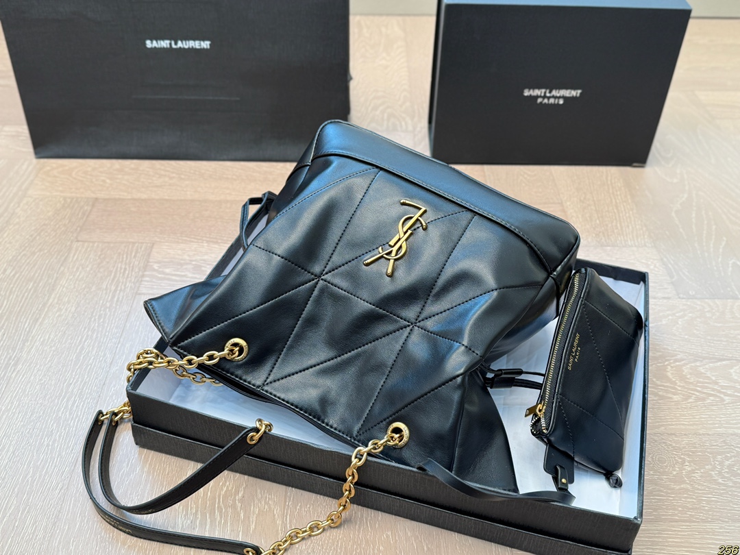 Saint Laurent le ラムスキンで買い物をする小さなジェイミー