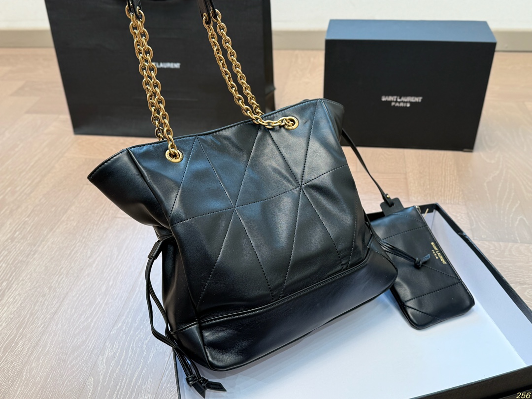 Saint Laurent le ラムスキンで買い物をする小さなジェイミー