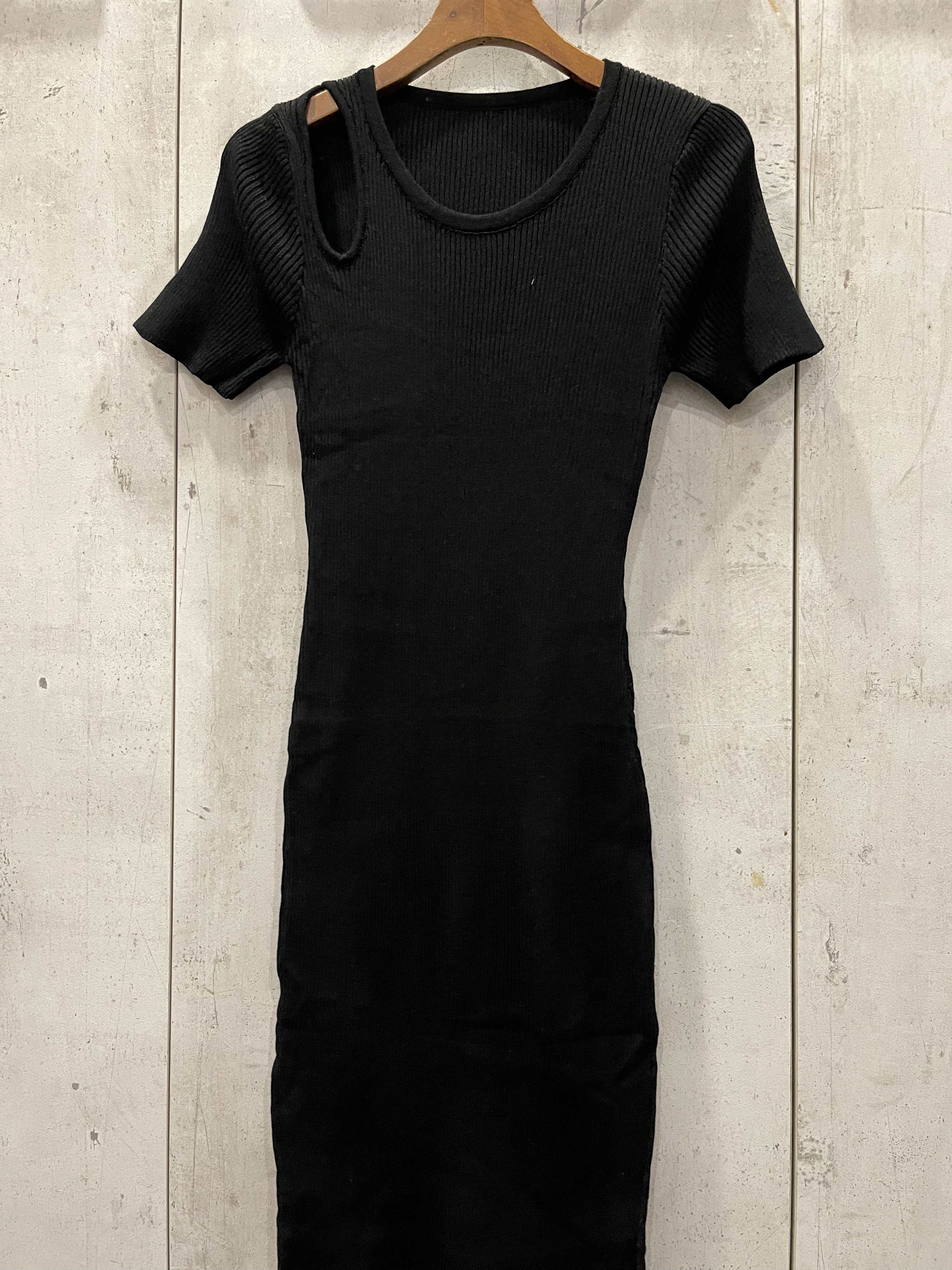 1071 Sales: Shaquille Shoulder Cut Out Knit Dress (B 28-49cm; H 28-56cm; L 90cm)