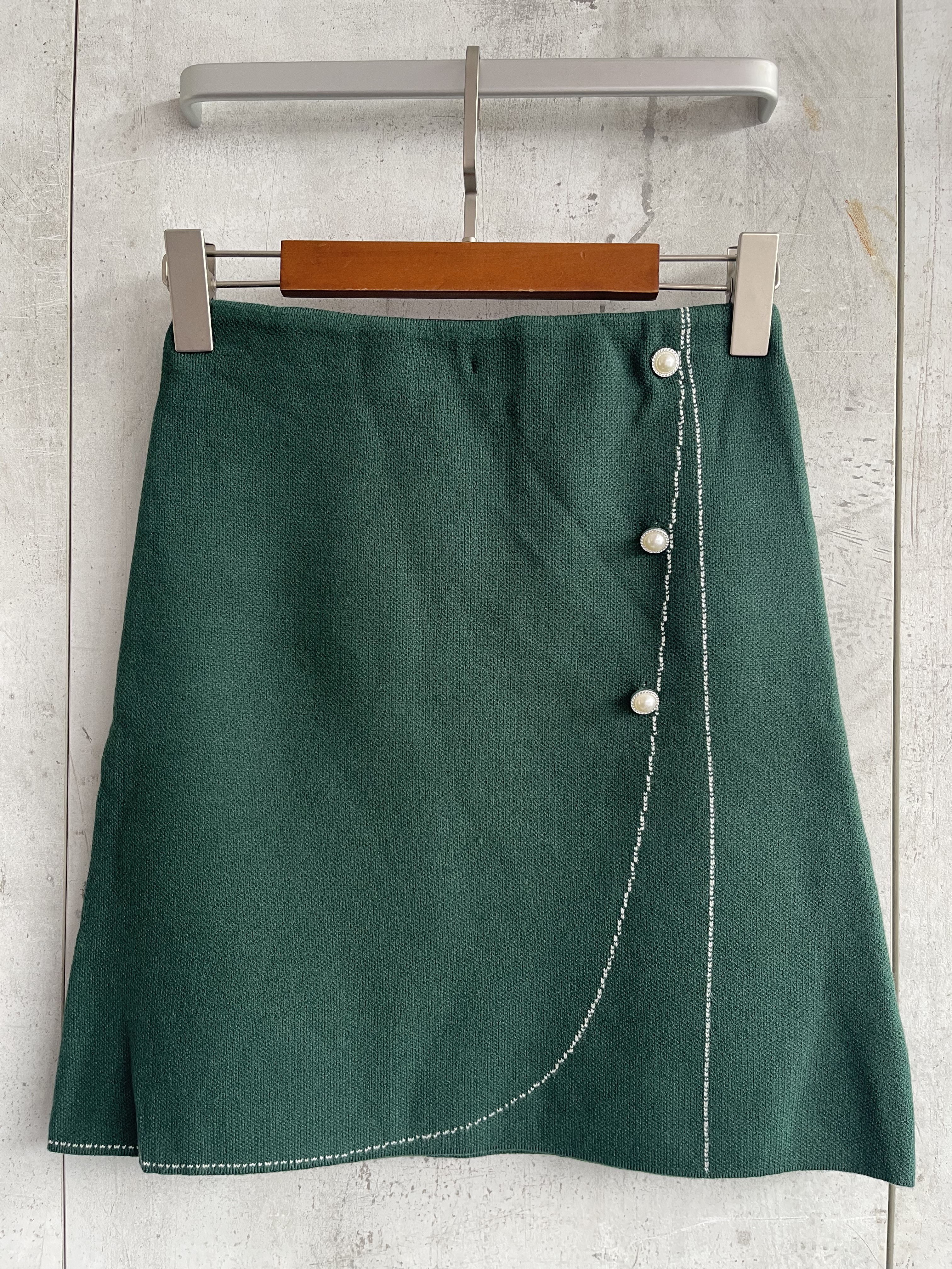 323 Kassidy Knitted Mini Skirt (UW 32-45cm; H 43-48cm; L 45cm)