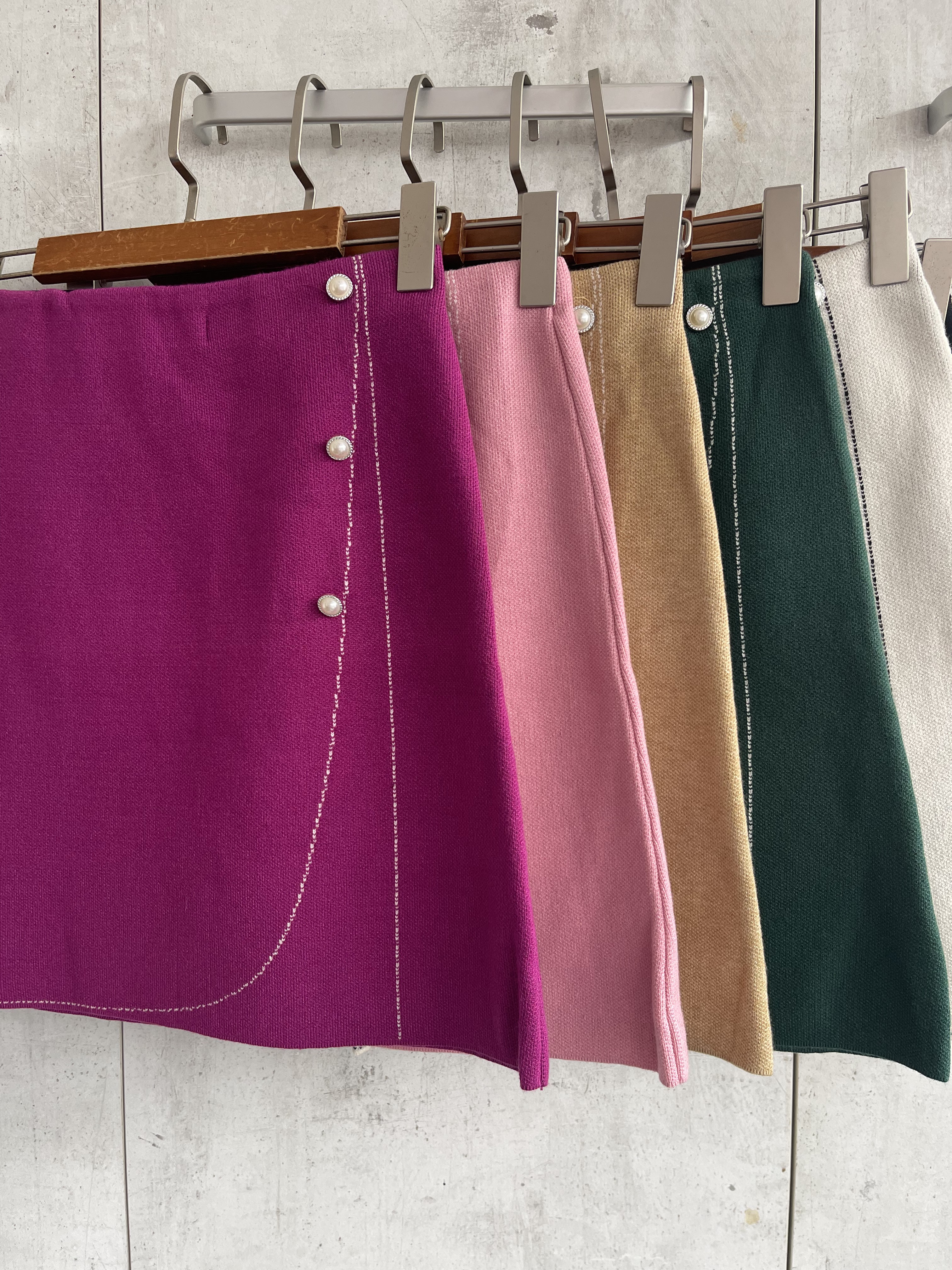 323 Kassidy Knitted Mini Skirt (UW 32-45cm; H 43-48cm; L 45cm)