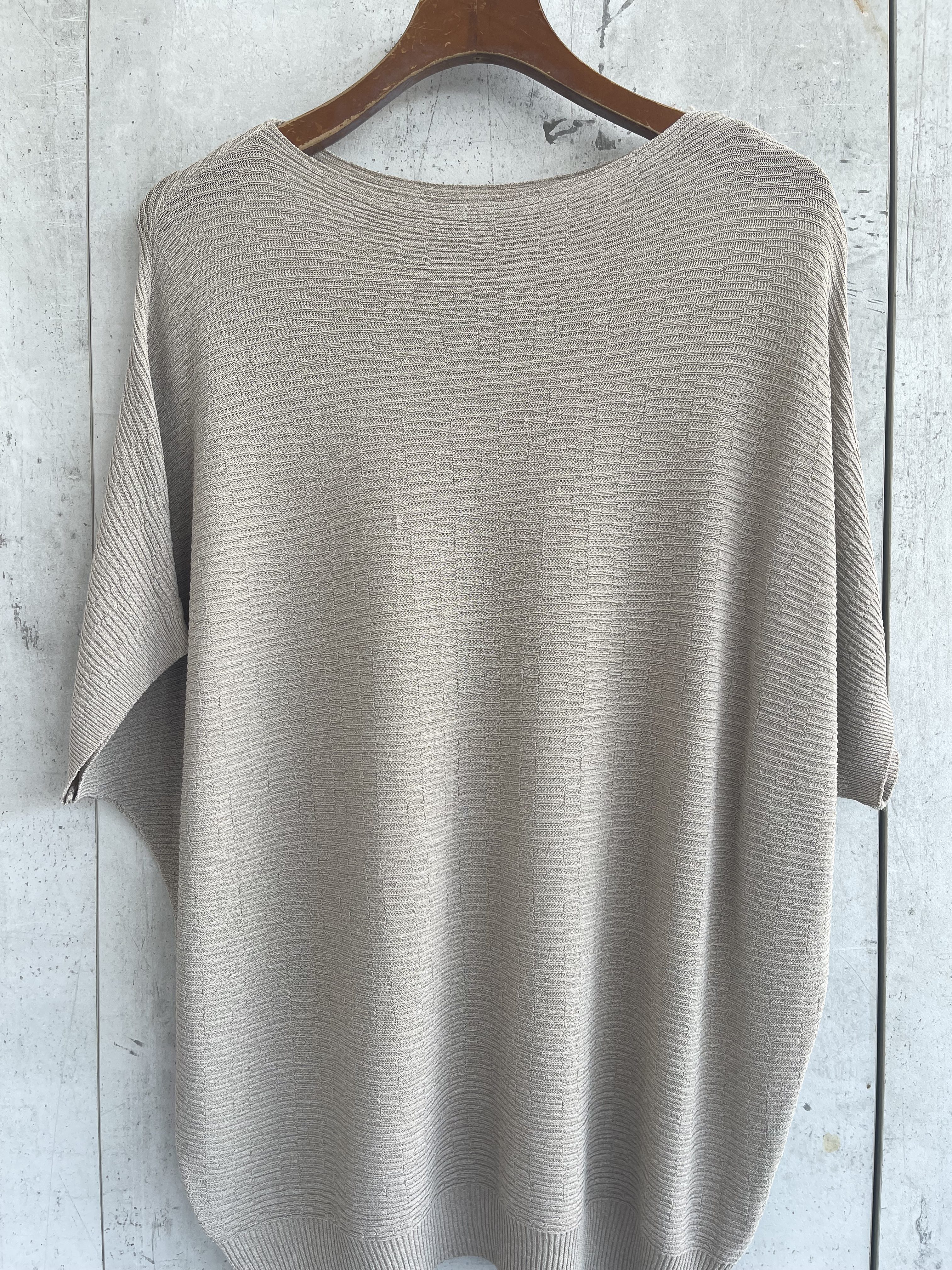 818 Coraline Cap Sleeved Knitted Top W Ribbed Design (B 53-65cm; L 51cm)