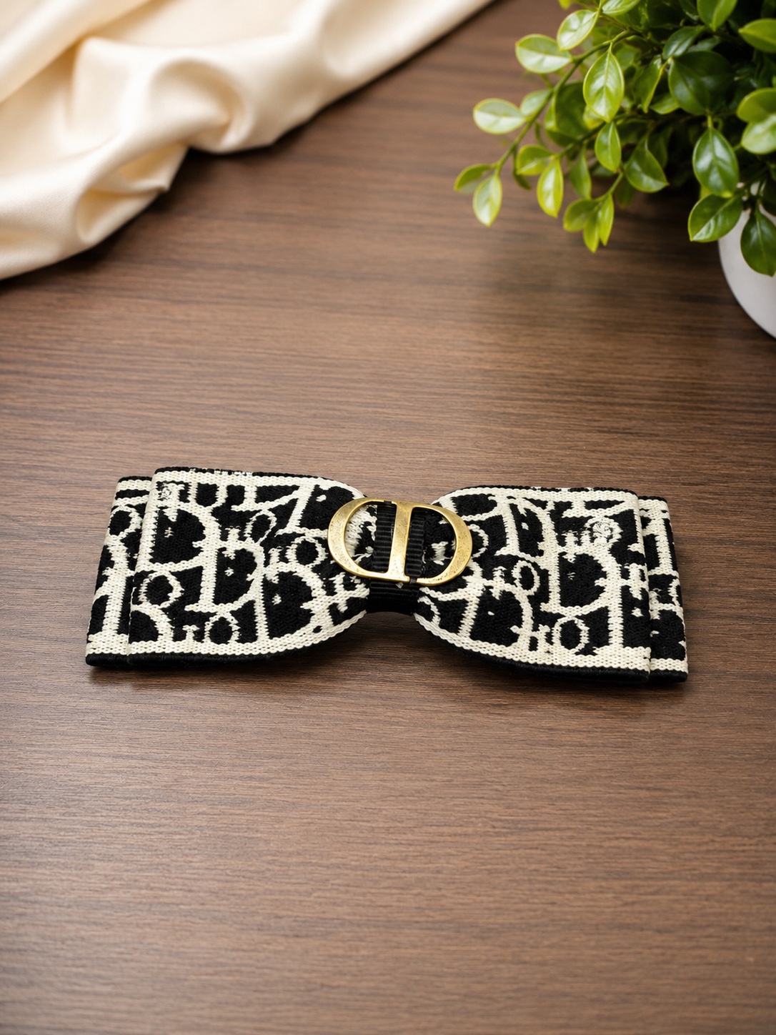 HZ May Stream #3: (PO) H02 C Hair Clip (Black)