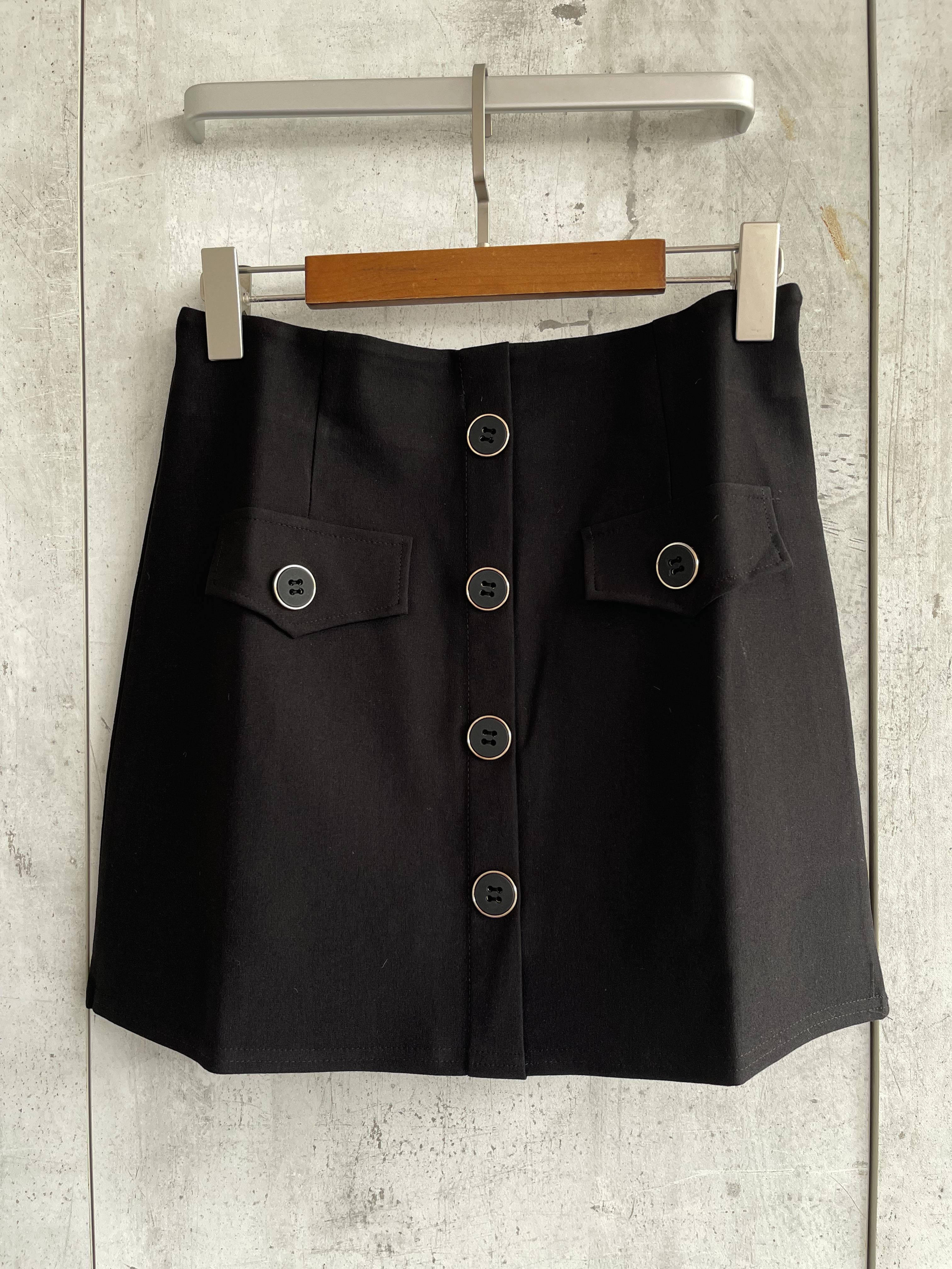 1654 Sales: Barbados Button-Embellished Skirt (XL: UW 37-48cm; H 46-57cm; L 41cm)