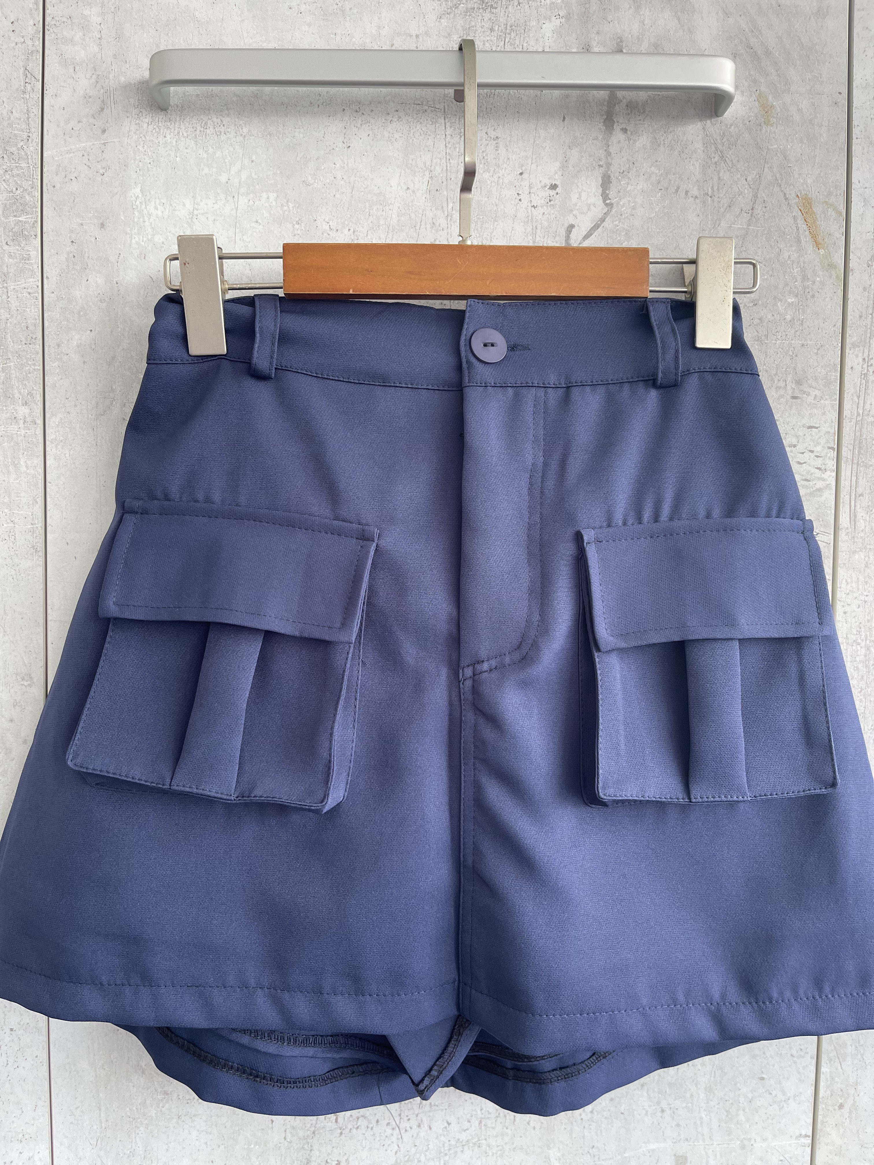 1689 Sales: Coolidge Chic Skirt (UW 32-45cm; H 49-55cm; L 39cm)