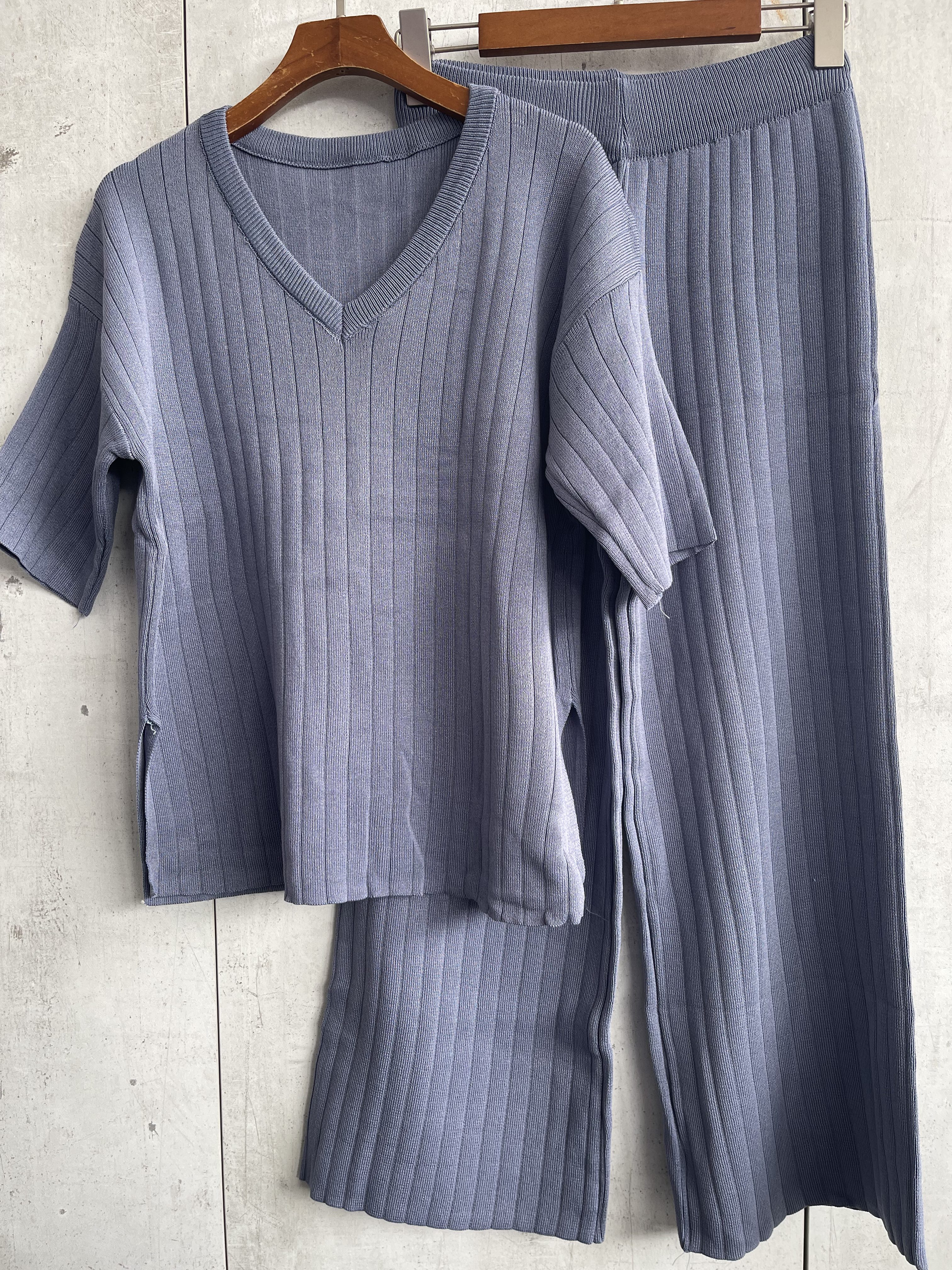 1981 Sales: Venetian V Neck Knit Set (Top: B 48-60cm; L 59cm, Bottom: UW 30-43cm; H 44-53cm; L 86cm)
