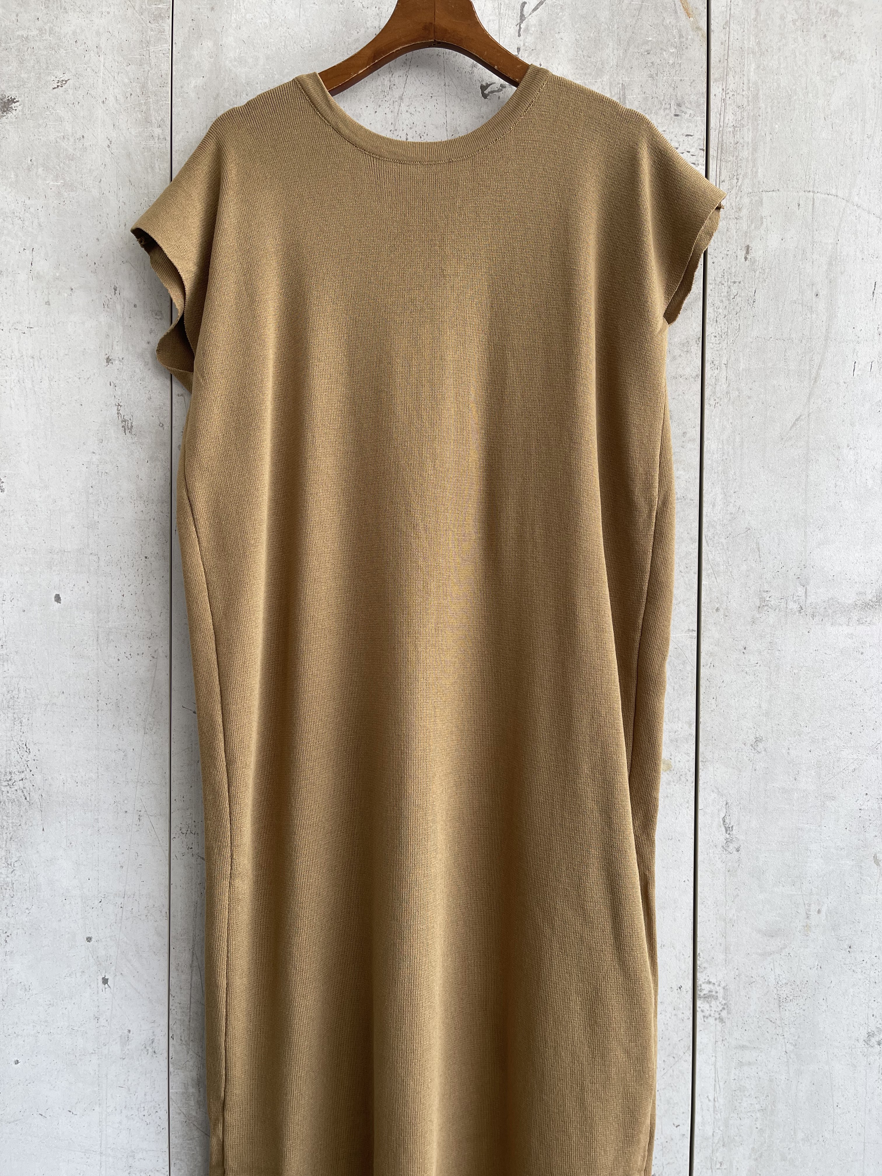 1927 Sales: Kamila Knit Dress W Key Hole (B 52-65cm; H 54-68cm; L 113cm)