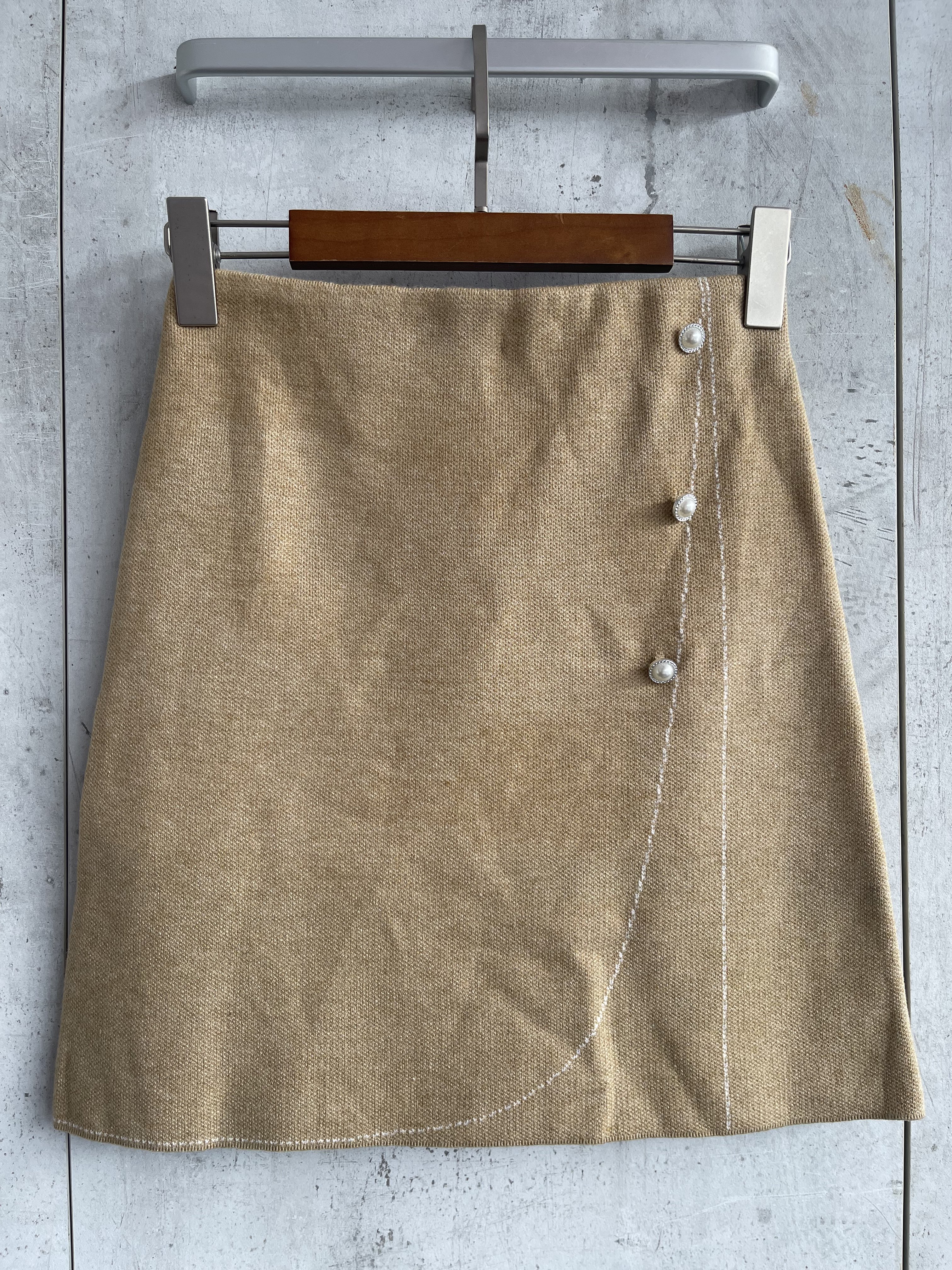 323 Kassidy Knitted Mini Skirt (UW 32-45cm; H 43-48cm; L 45cm)