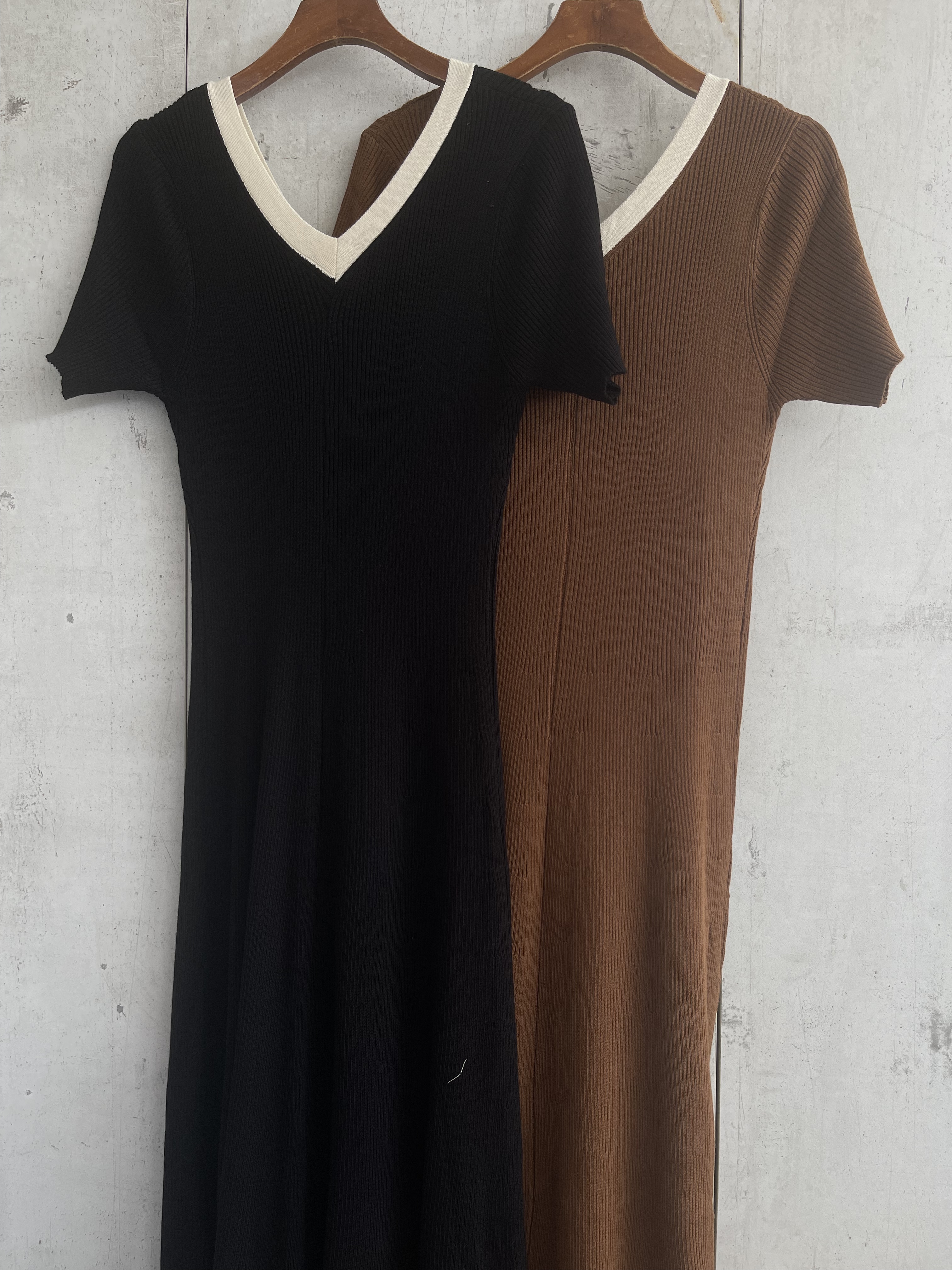 602 Vivianne V Neck Midi Knitted Dress W Back Slit (B 32-50cm; H FS; L 105cm)