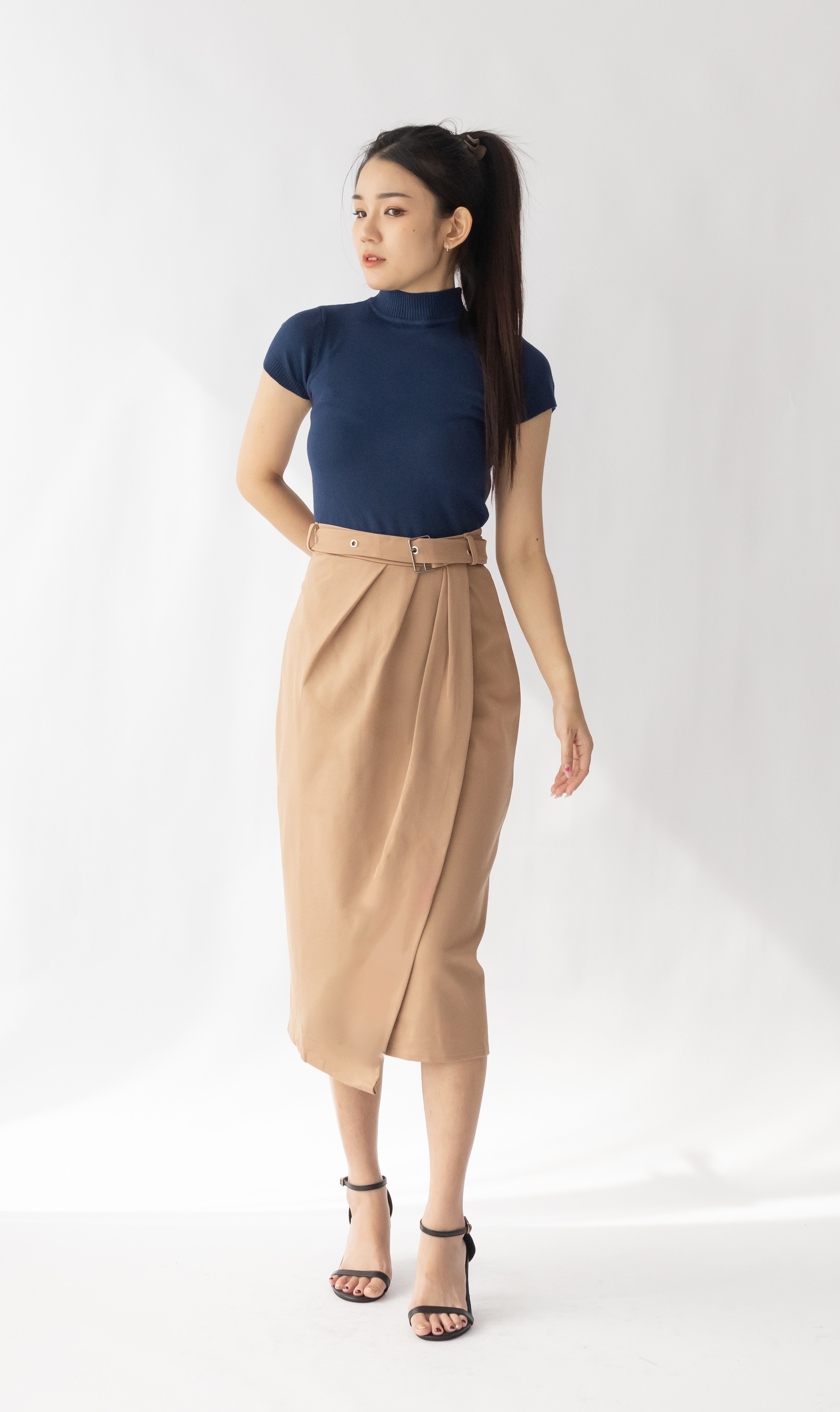 011 Baurelle Back Slit Skirt w Belt (UW 36-48cm; H 44-59cm; L 75cm)